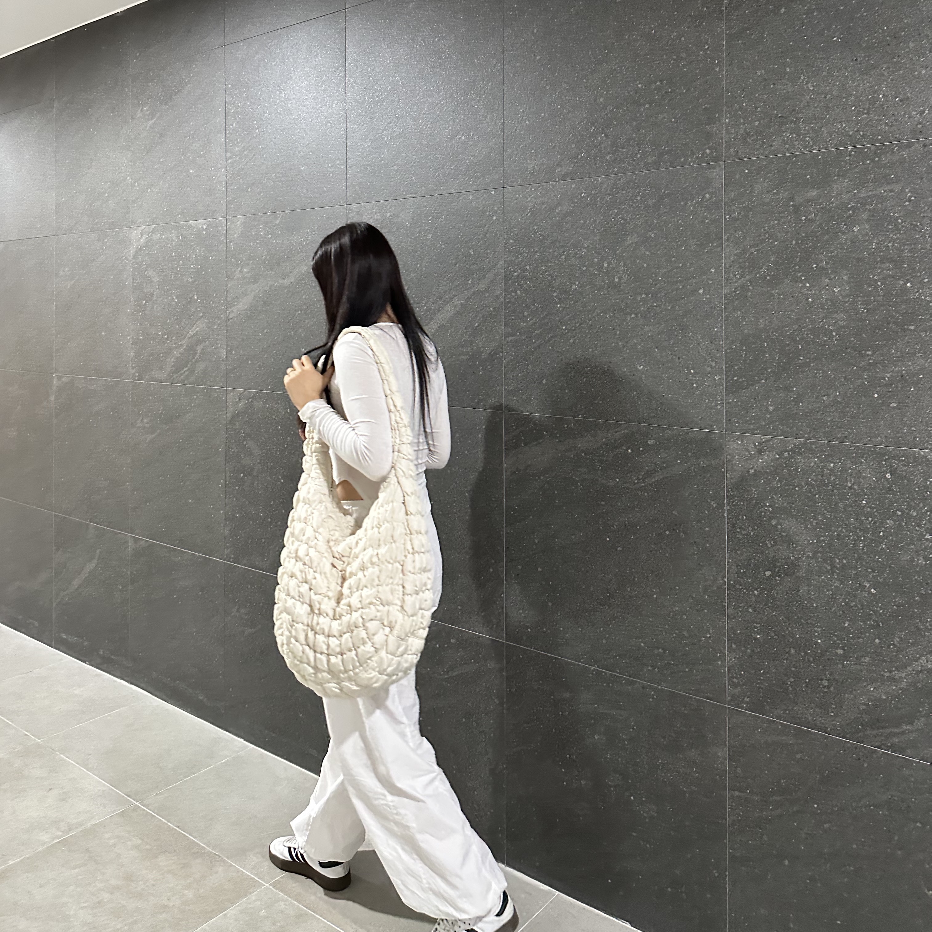 (W) Adidas Sambarose White Black Gum, COS Quilted Oversized Shoulder Bag Off White Light Beige 착용 스타일