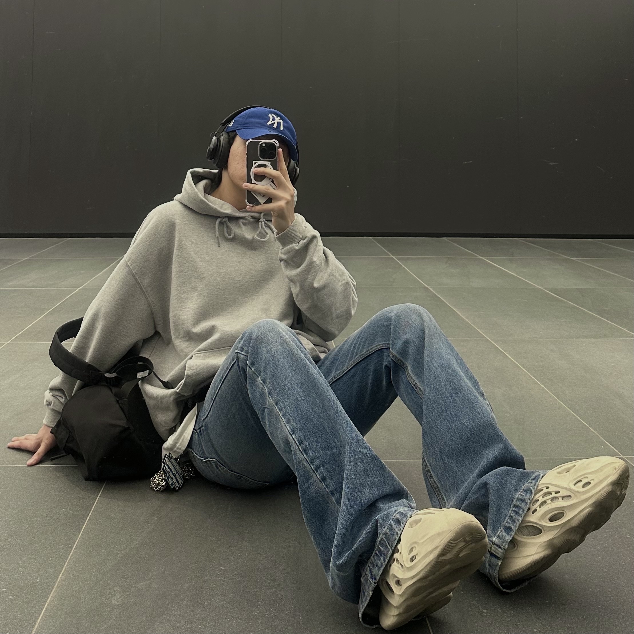 Adidas Yeezy Foam RNNR Sand 착용 스타일