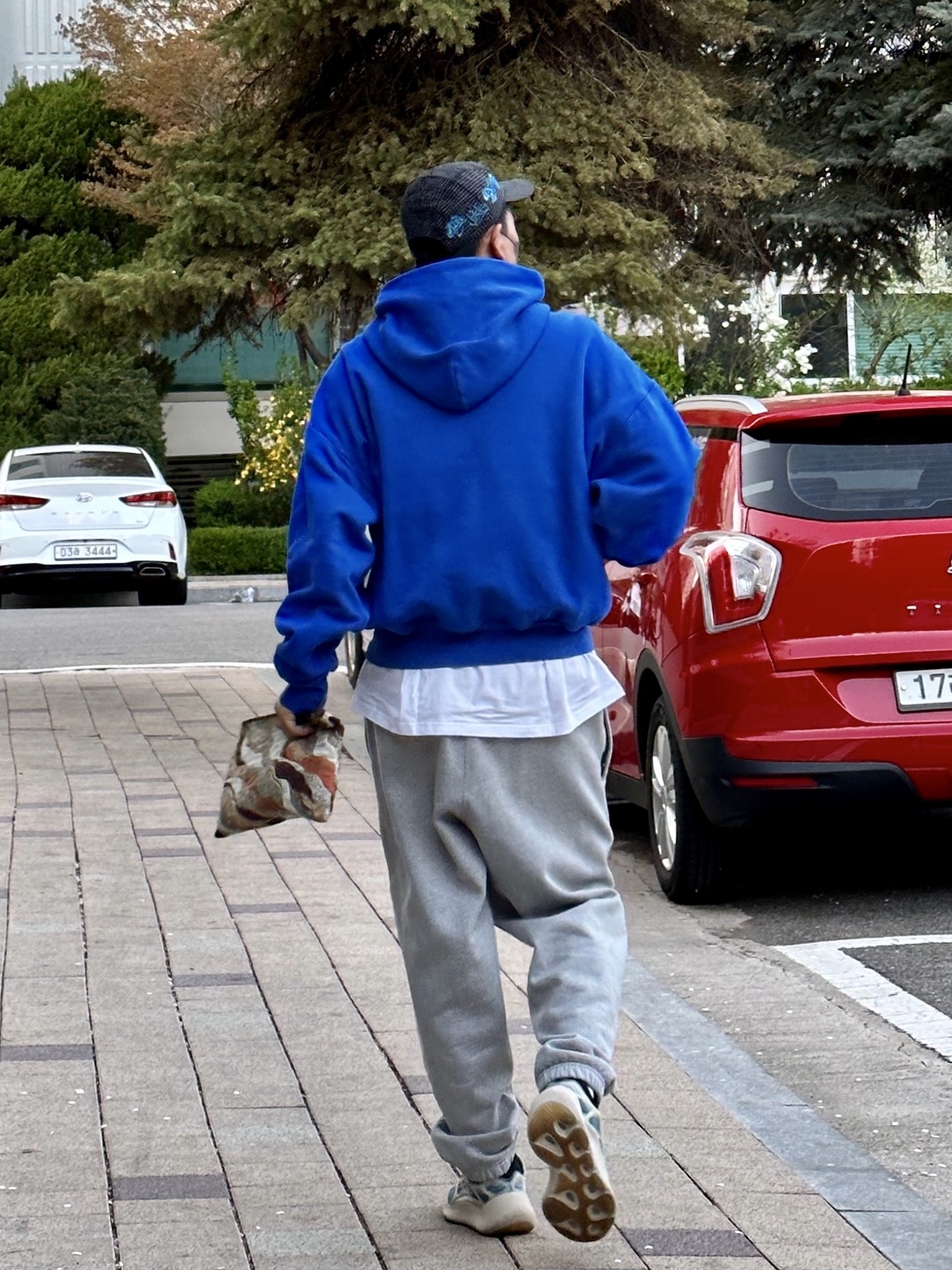 Nike x Off-White NRG Hat Black, Yeezy Gap Hoodie Blue 착용 스타일