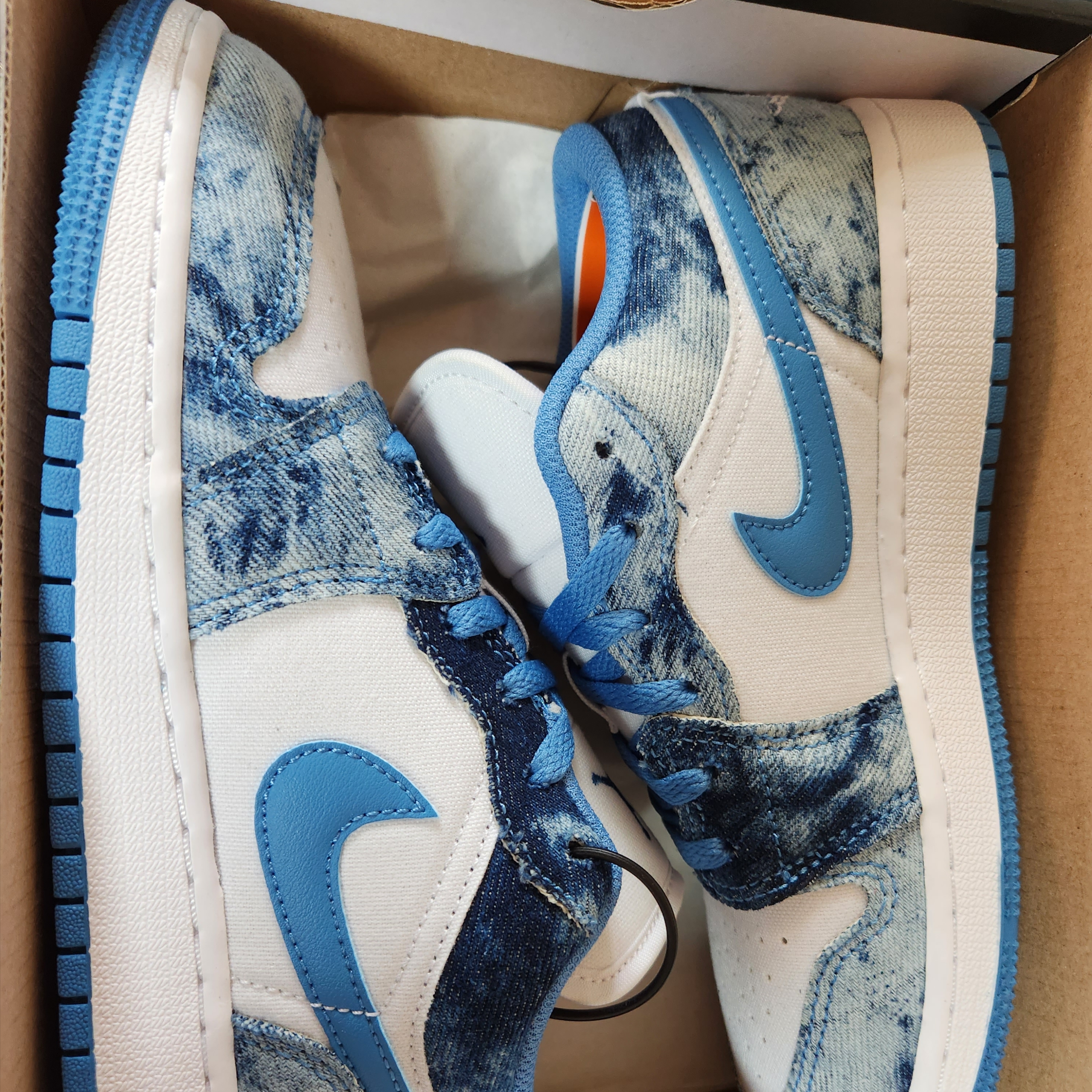 (GS) Jordan 1 Low Washed Denim 착용 스타일 - 1