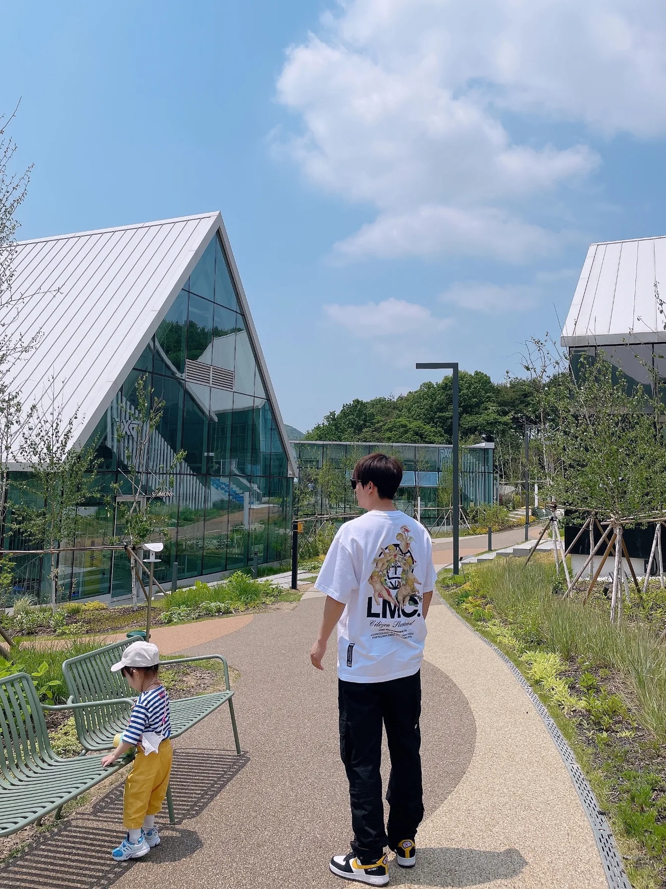 나이키 에어포스 1 '07 LV8 애슬레틱 클럽 블랙 다크 설퍼 착용 스타일 - 3