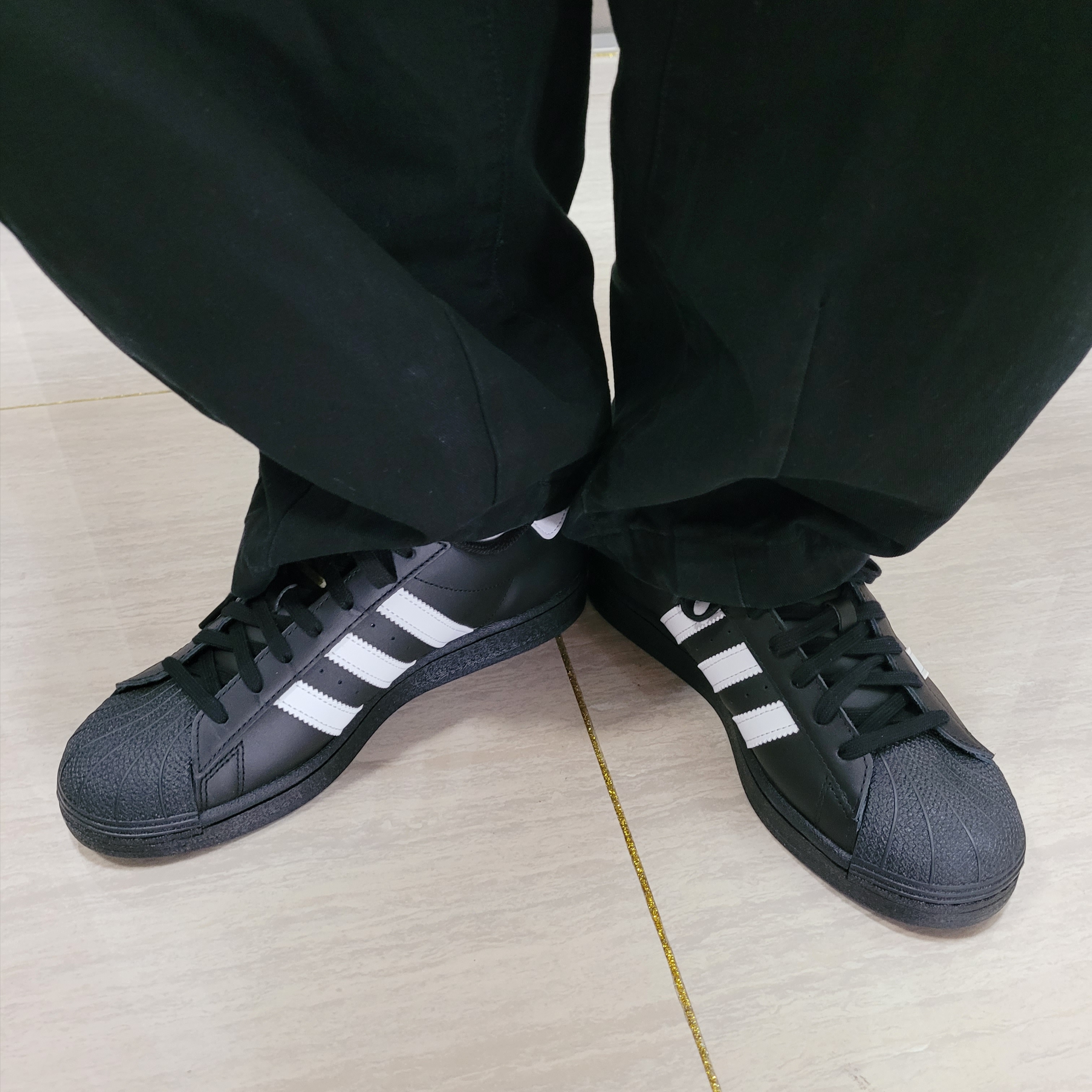 Adidas Superstar Core Black White, Dada Logo Hoodie Zip-Up Black 착용 스타일 - 3