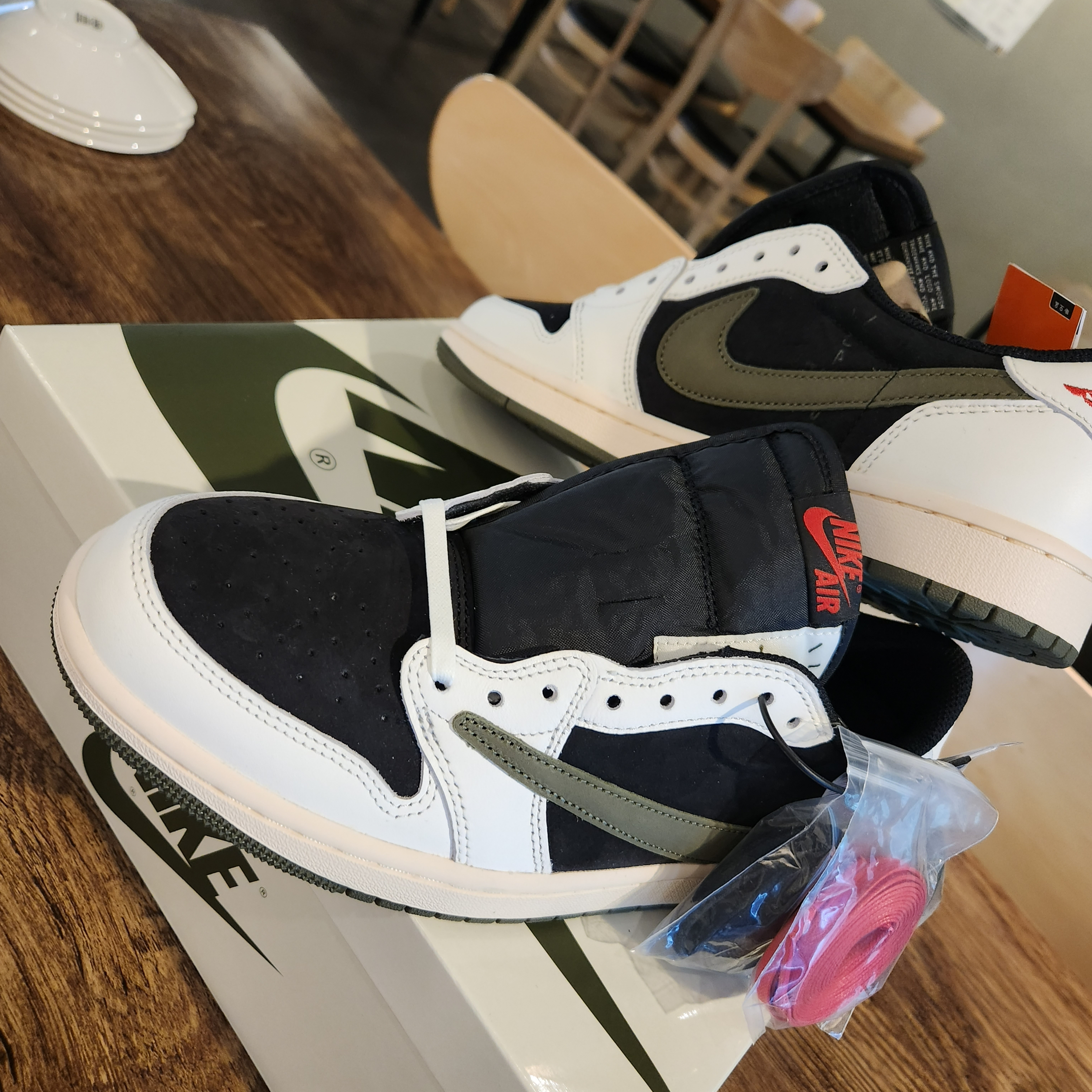 (W) Jordan 1 x Travis Scott Retro Low OG SP Medium Olive 착용 스타일