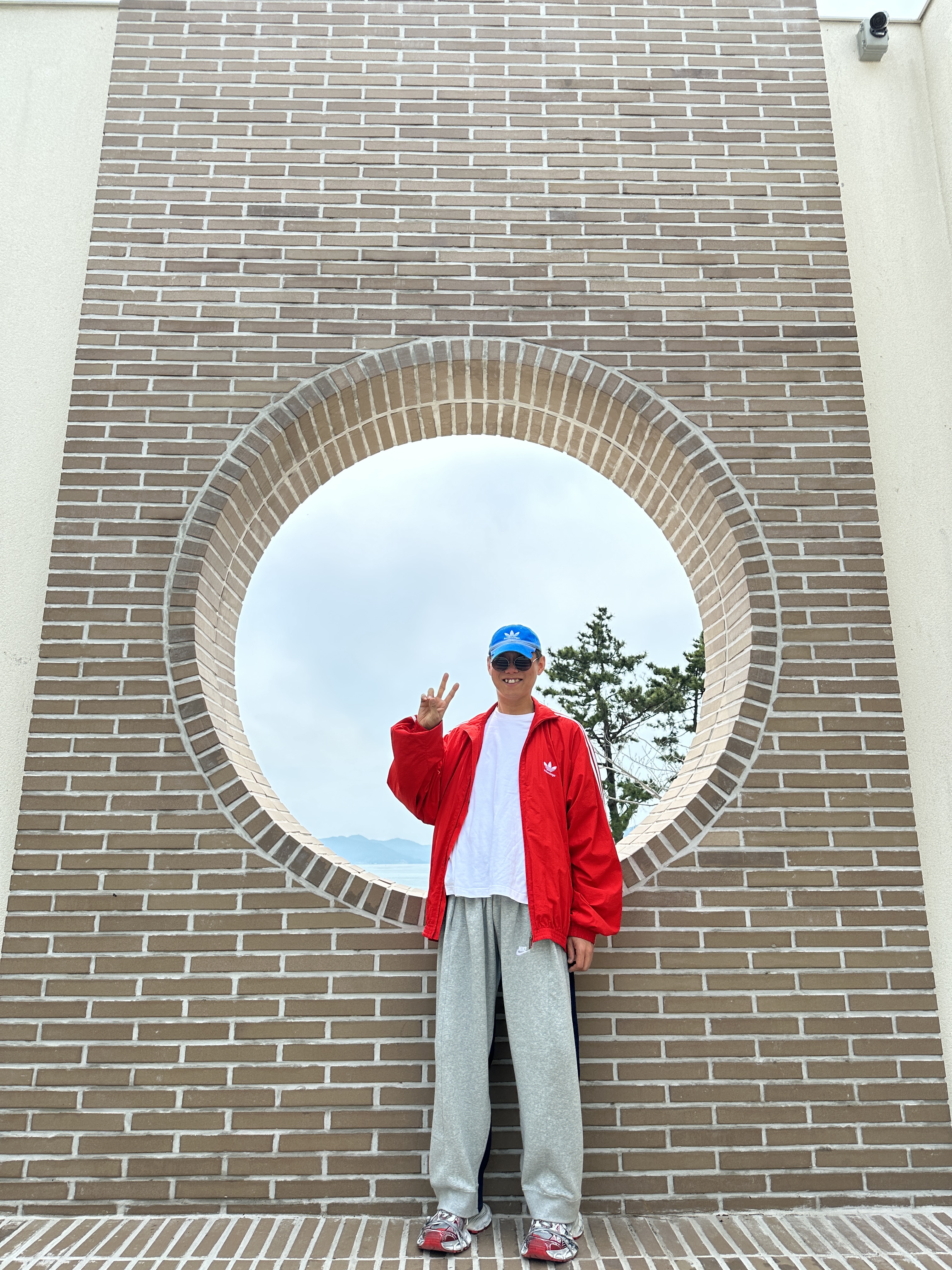 Balenciaga x Adidas Cap Blue, Balenciaga x Adidas Tracksuit Jacket Red 착용 스타일 - 2