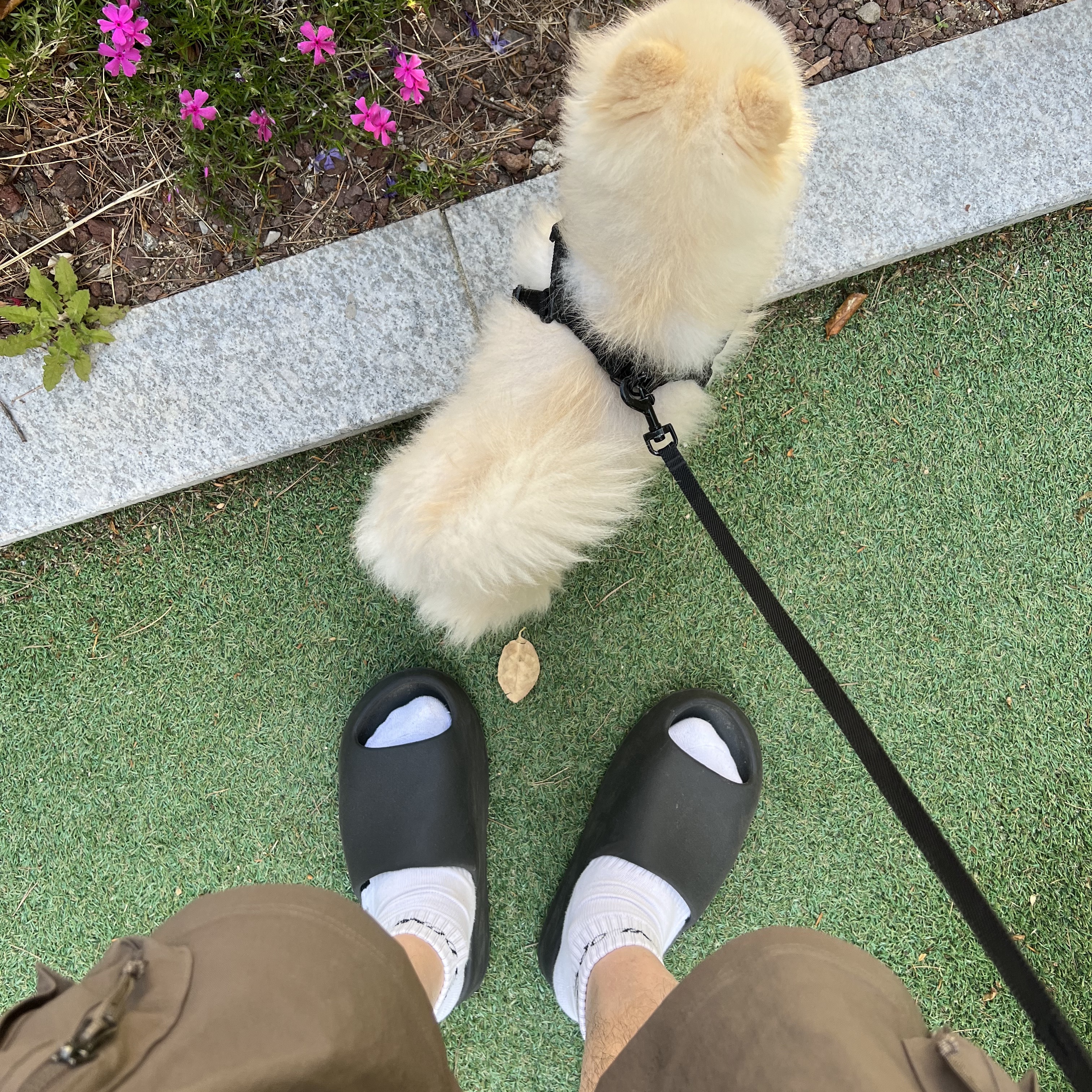 Adidas Yeezy Slide Onyx 착용 스타일