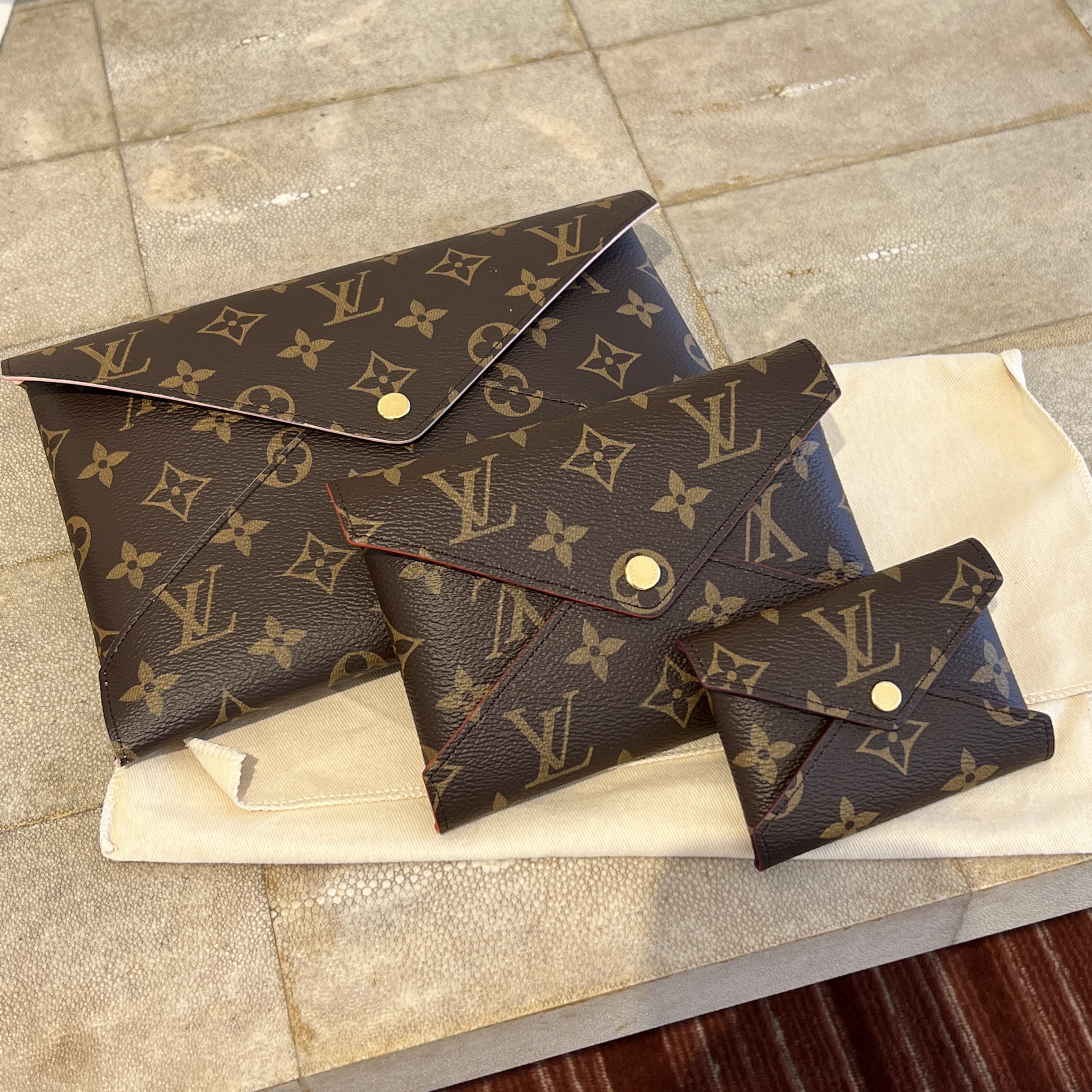 Louis Vuitton Kirigami Pochette Monogram 착용 스타일 - 1