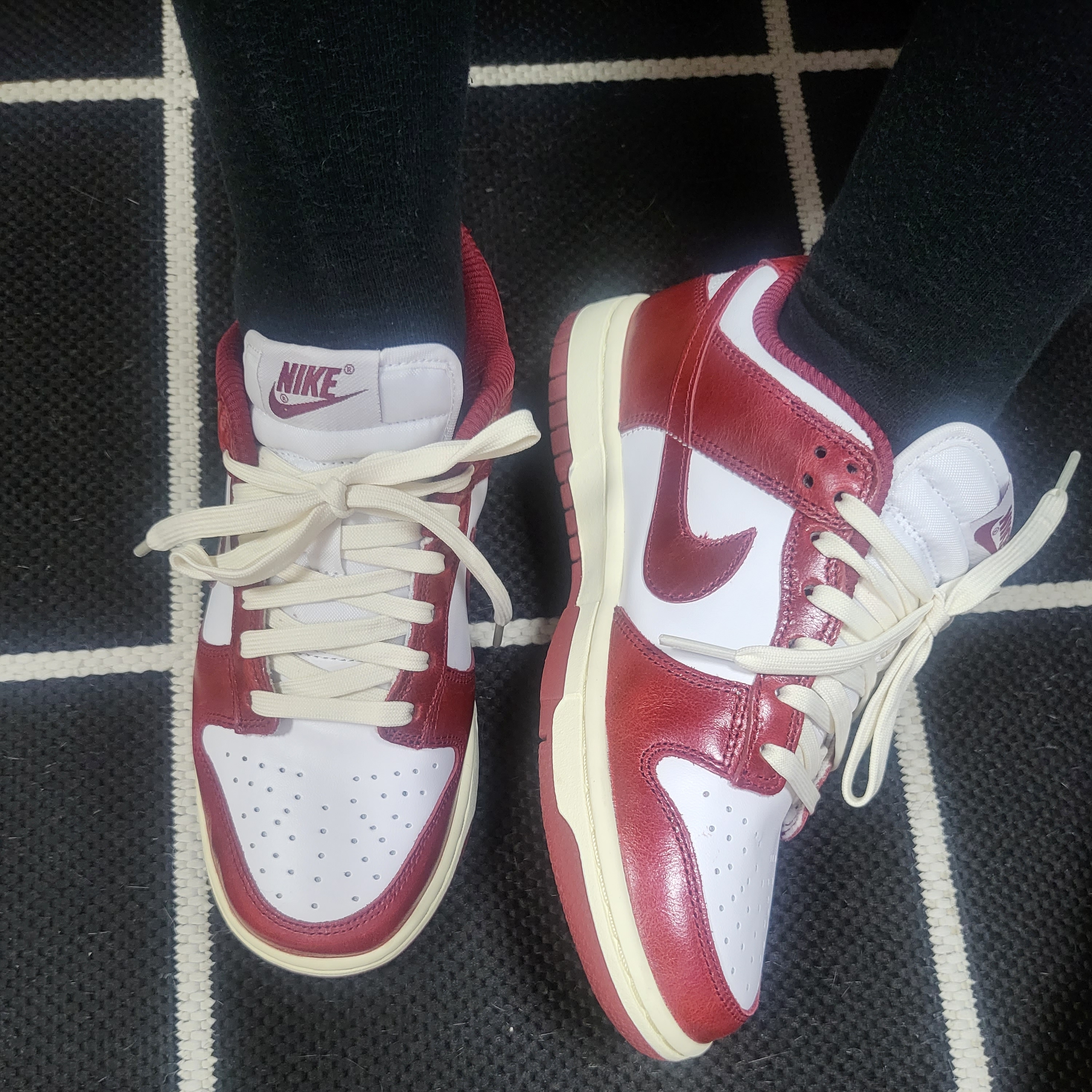 (W) Nike Dunk Low Retro PRM Team Red and White 착용 스타일