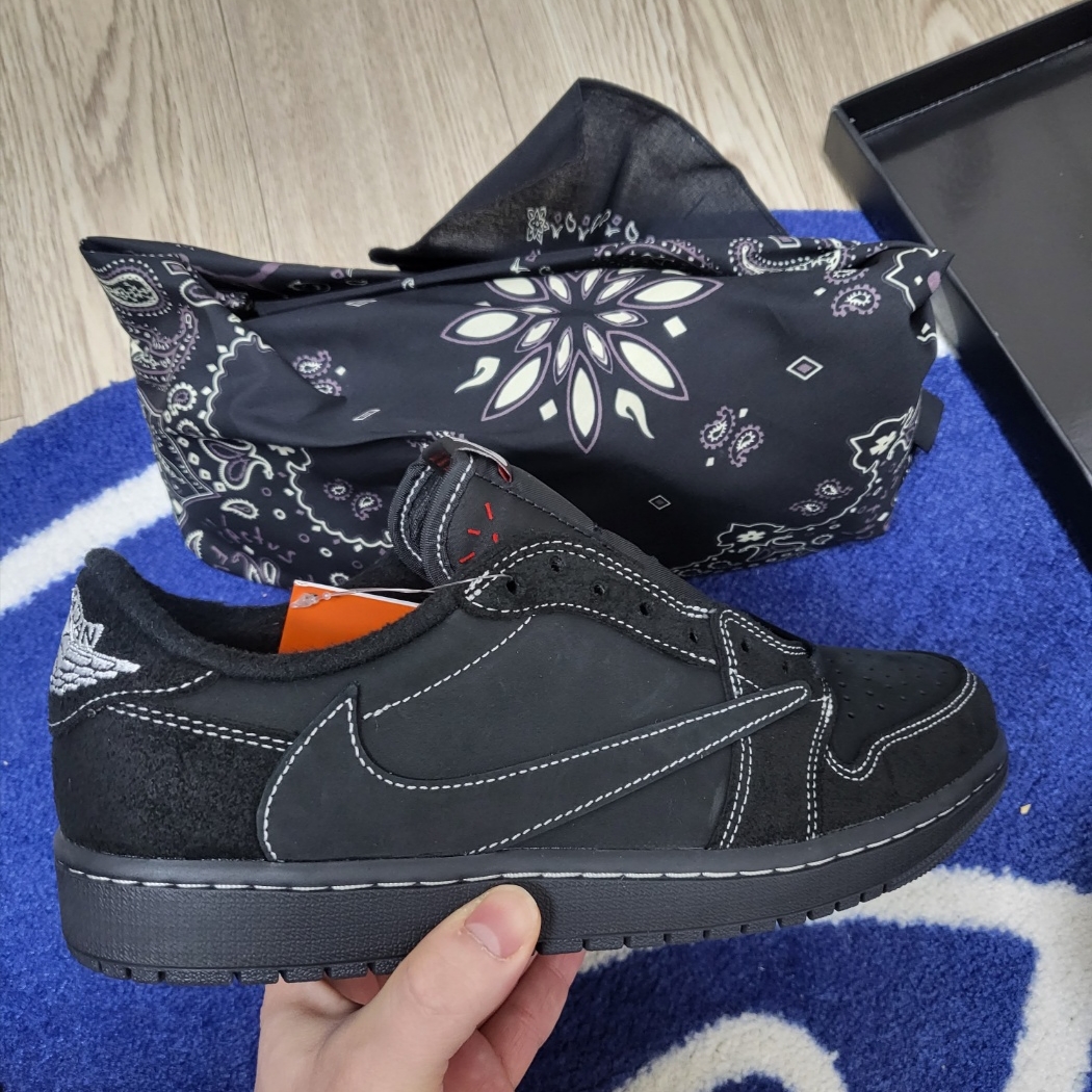 Jordan 1 x Travis Scott Retro Low OG SP Black Phantom 착용 스타일 - 5