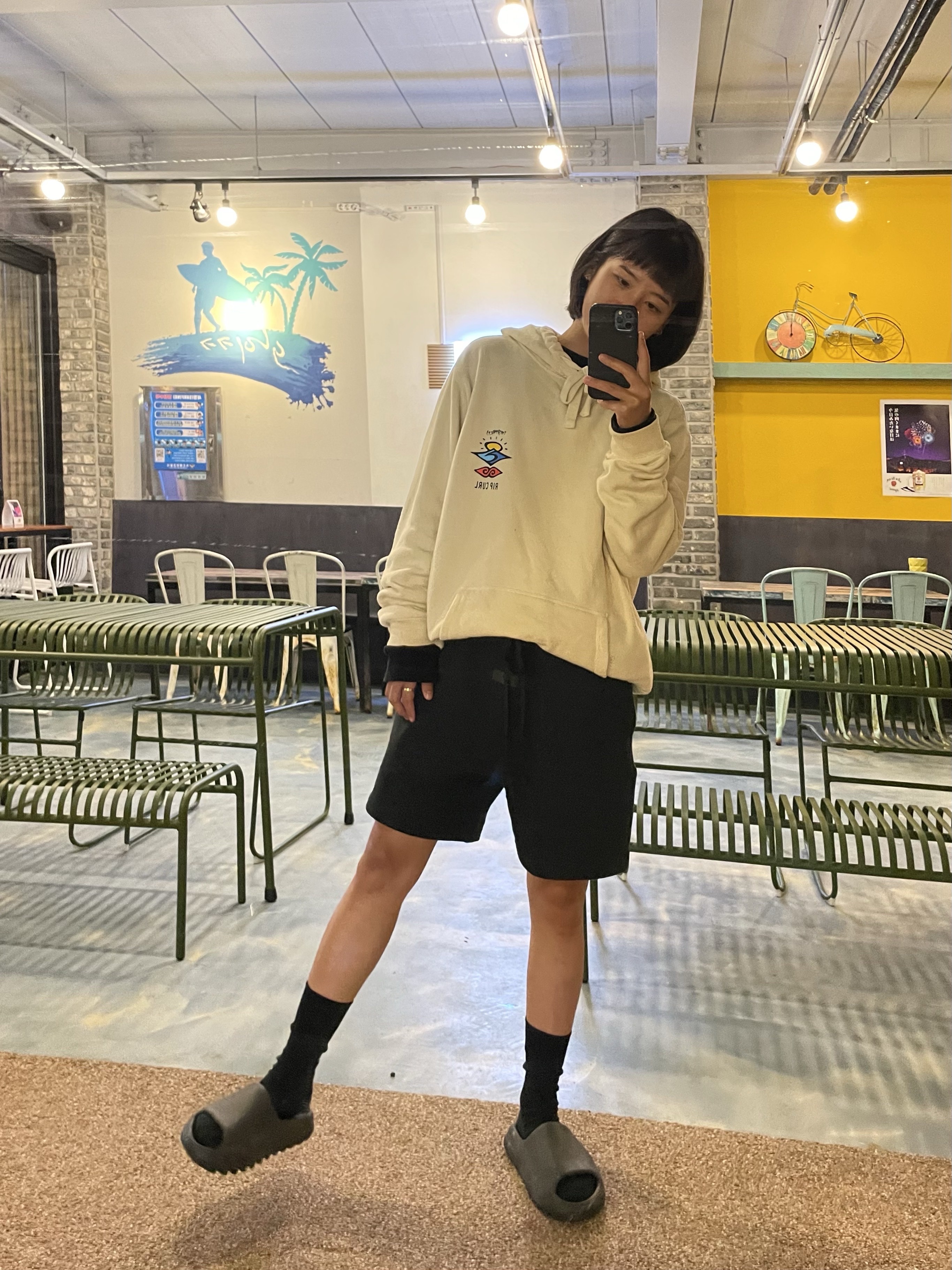 에센셜 더 코어 컬렉션 스웨트쇼츠 스트레치 리모, 아디다스 이지 슬라이드 오닉스 착용 스타일