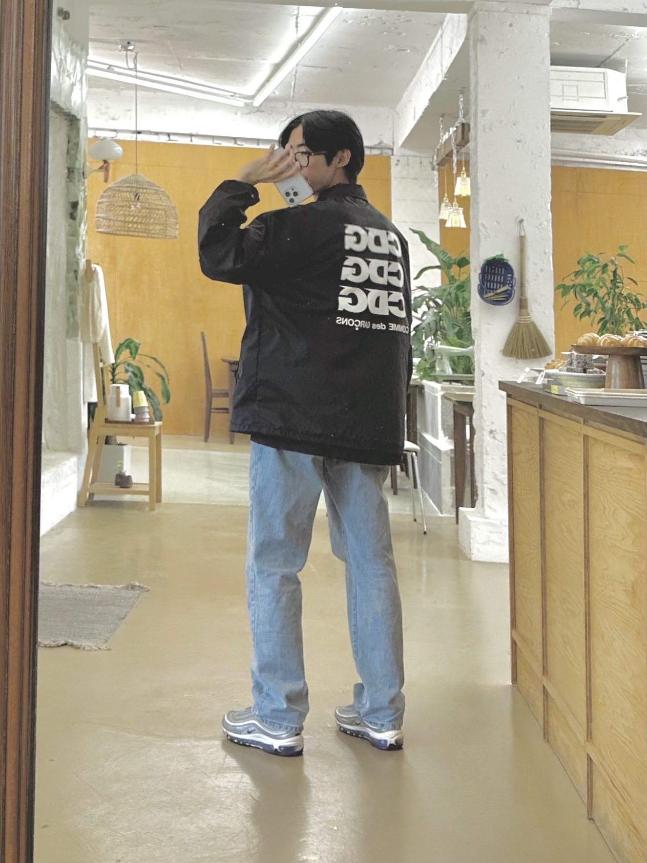 Stussy Peace Hand Pigment dyed T-Shirt Black, CDG Logo Coach Jacket Black 착용 스타일 - 2