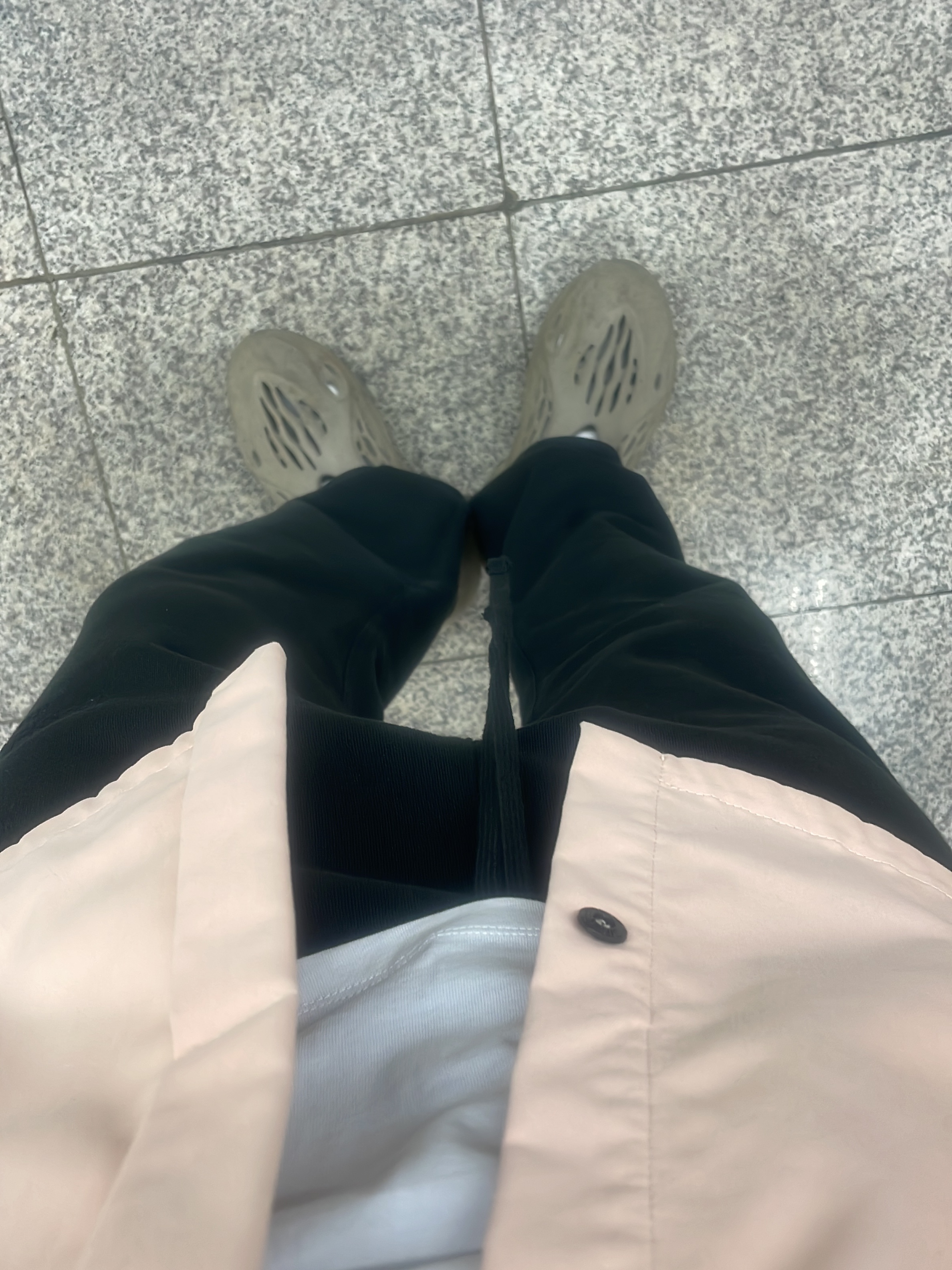 Essentials The Core Collection Relaxed Sweatpants Stretch Limo 착용 스타일