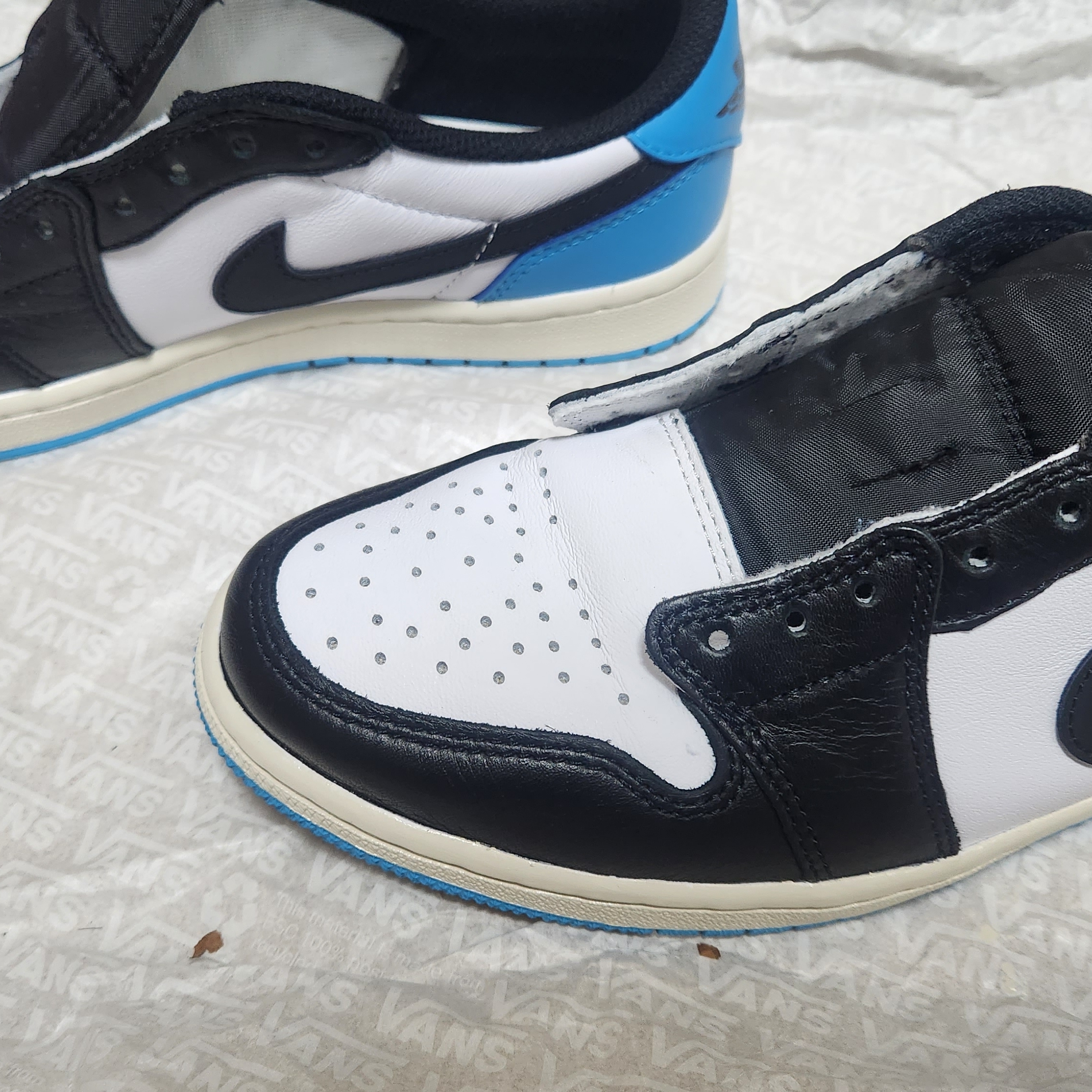 Jordan 1 Retro Low OG Black and Dark Powder Blue 착용 스타일 - 1