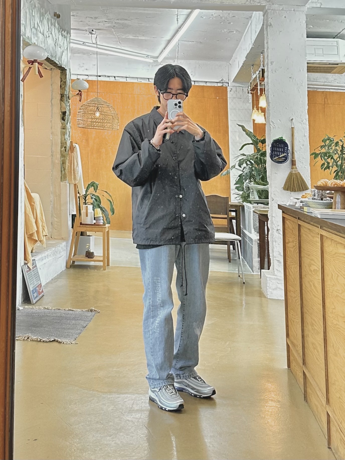 Stussy Peace Hand Pigment dyed T-Shirt Black, CDG Logo Coach Jacket Black 착용 스타일 - 3