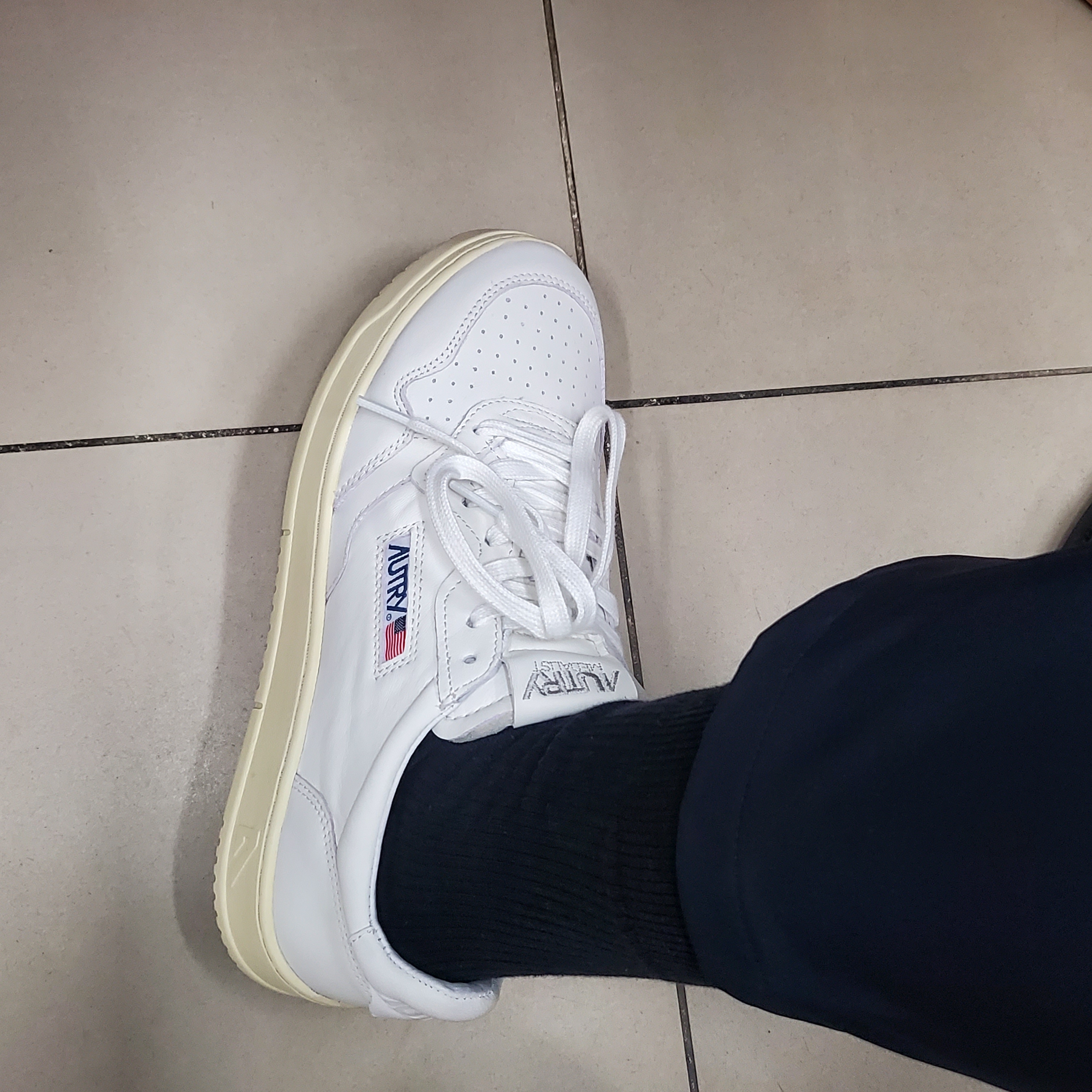 Autry Medalist Low Goatskin Sneakers White 착용 스타일