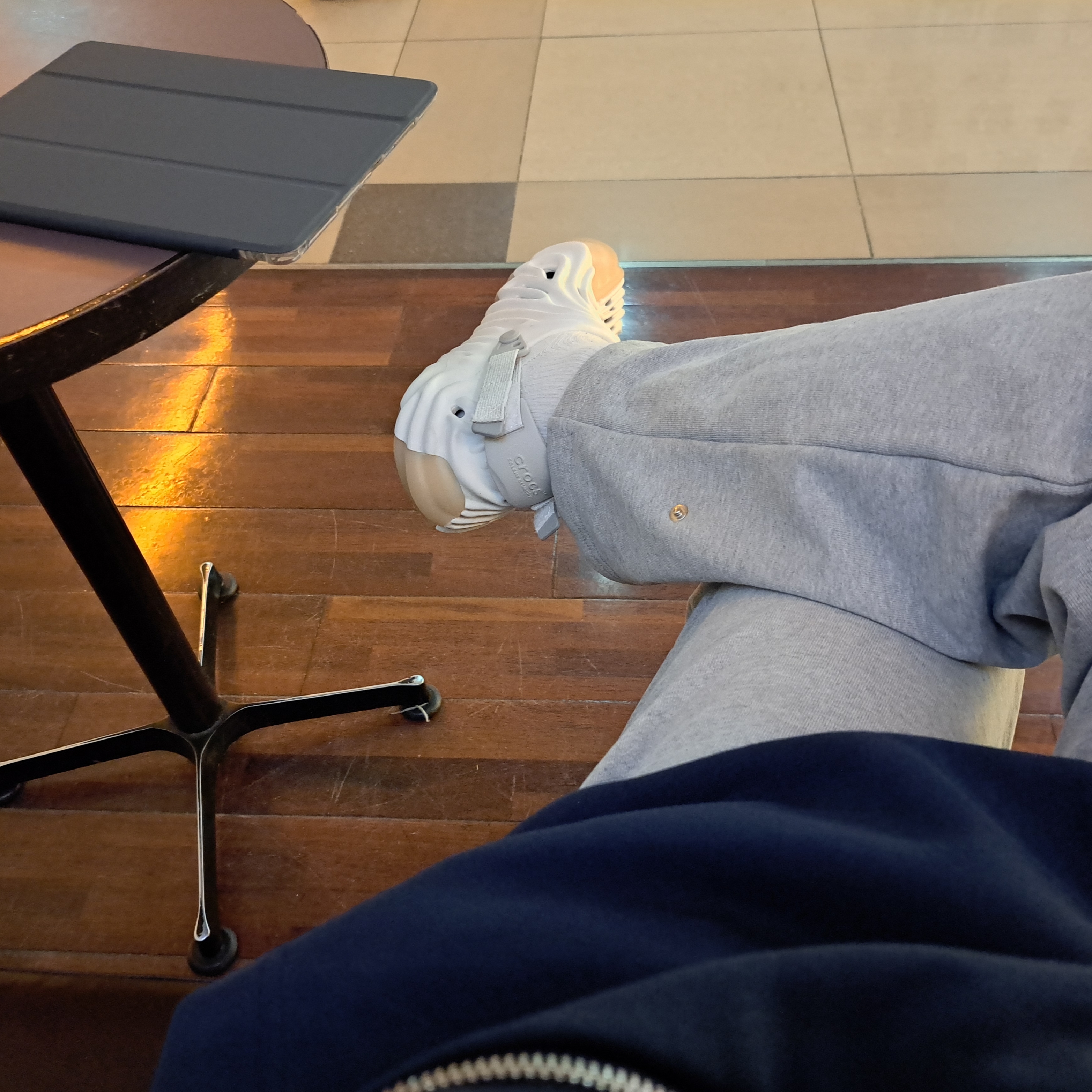 Crocs x Salehe Bembury Pollex Clog Stratus 착용 스타일