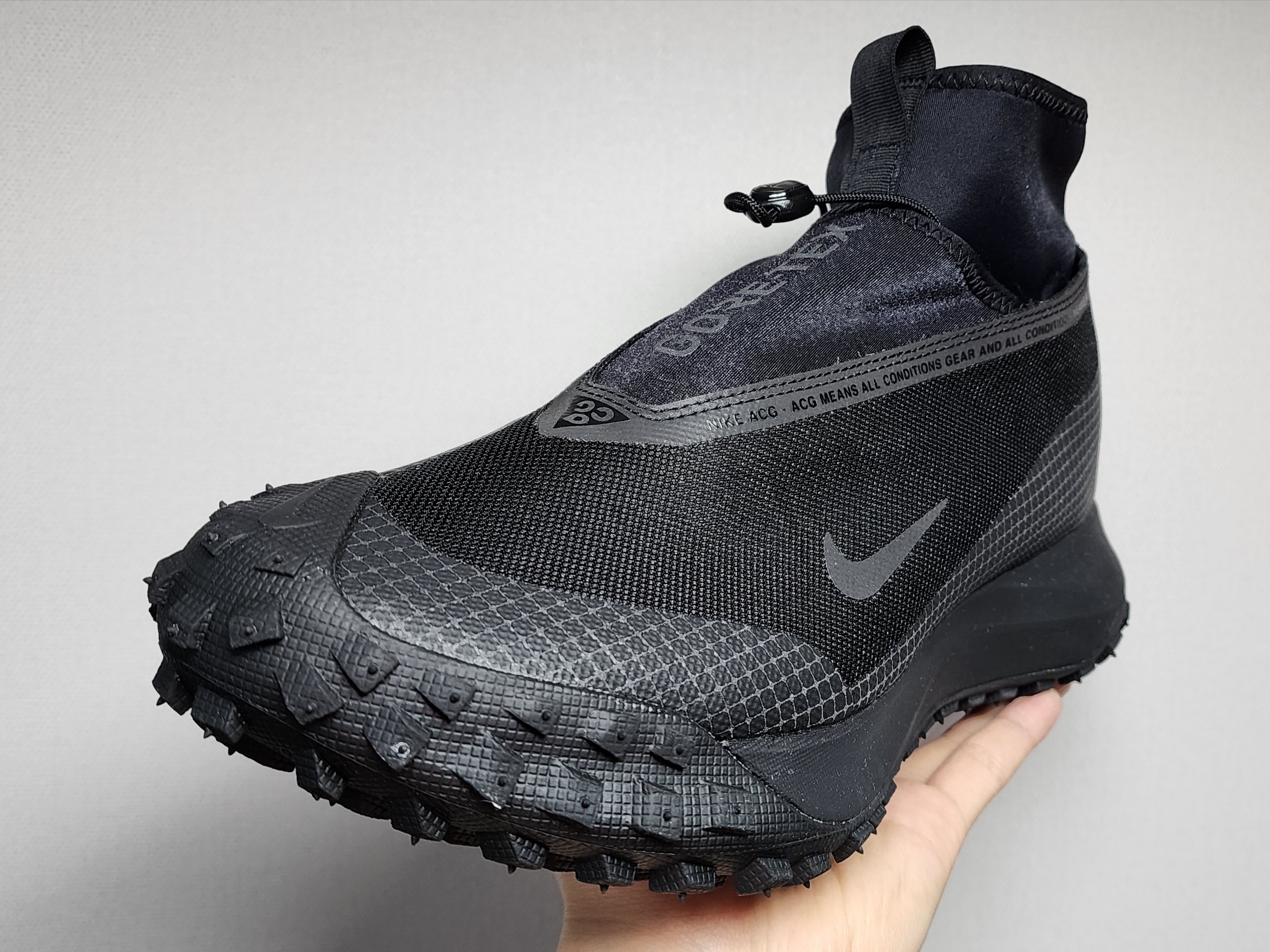 Nike ACG Mountain Fly Gore-Tex Black and Dark Grey 착용 스타일