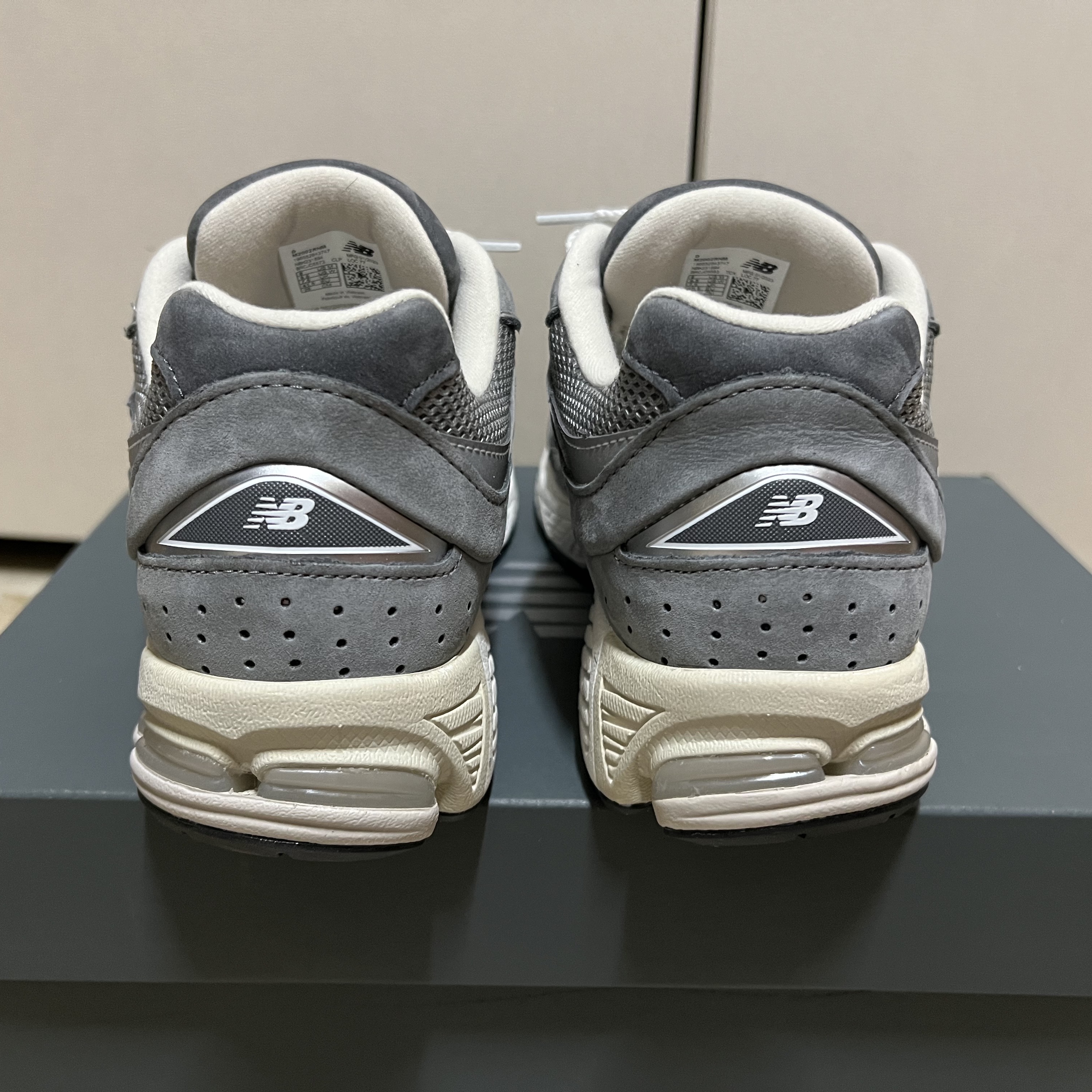 New Balance 2002R Premium Vintage Grey 착용 스타일 - 3