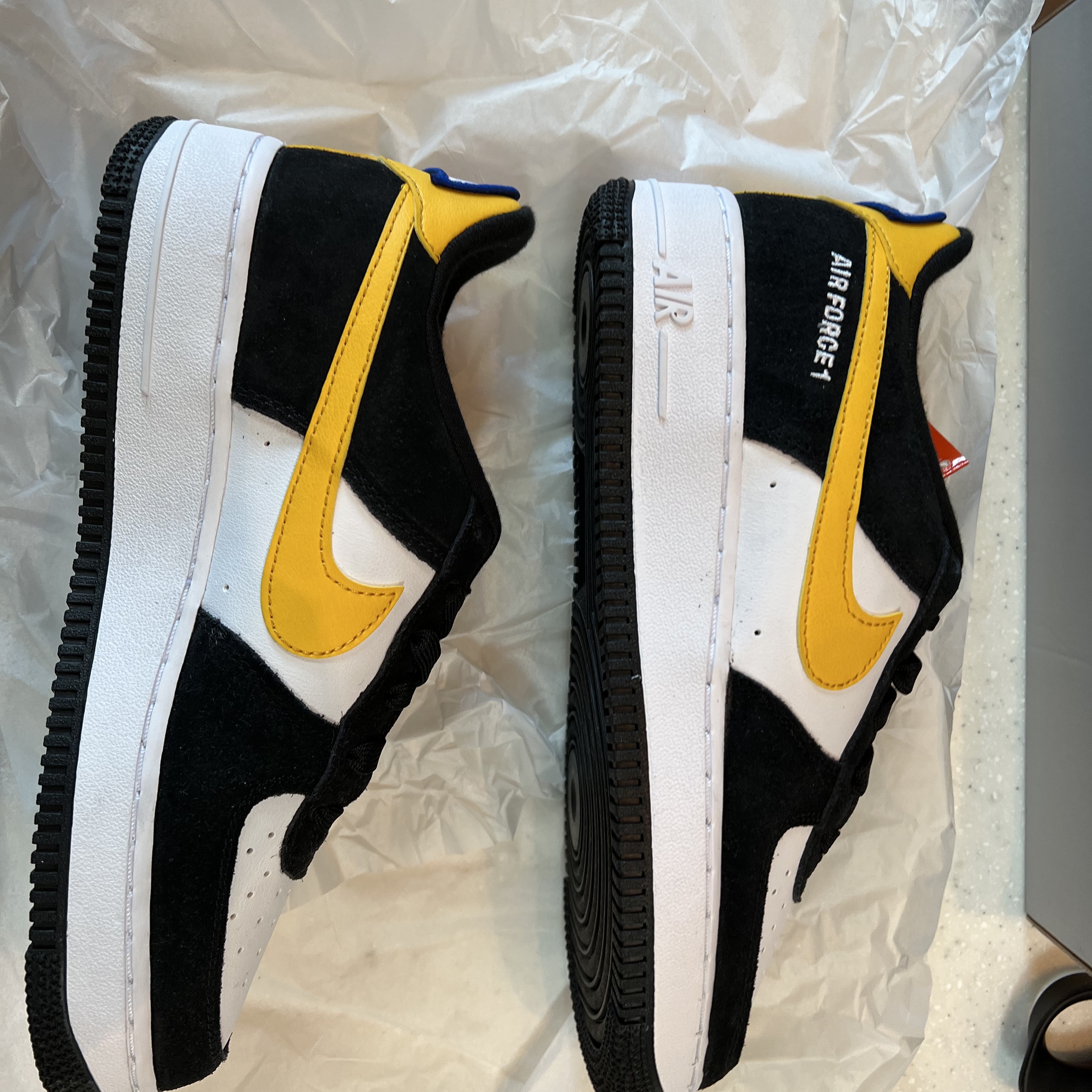 (GS) Nike Air Force 1 LV8 Athletic Club Black Dark Sulfur 착용 스타일
