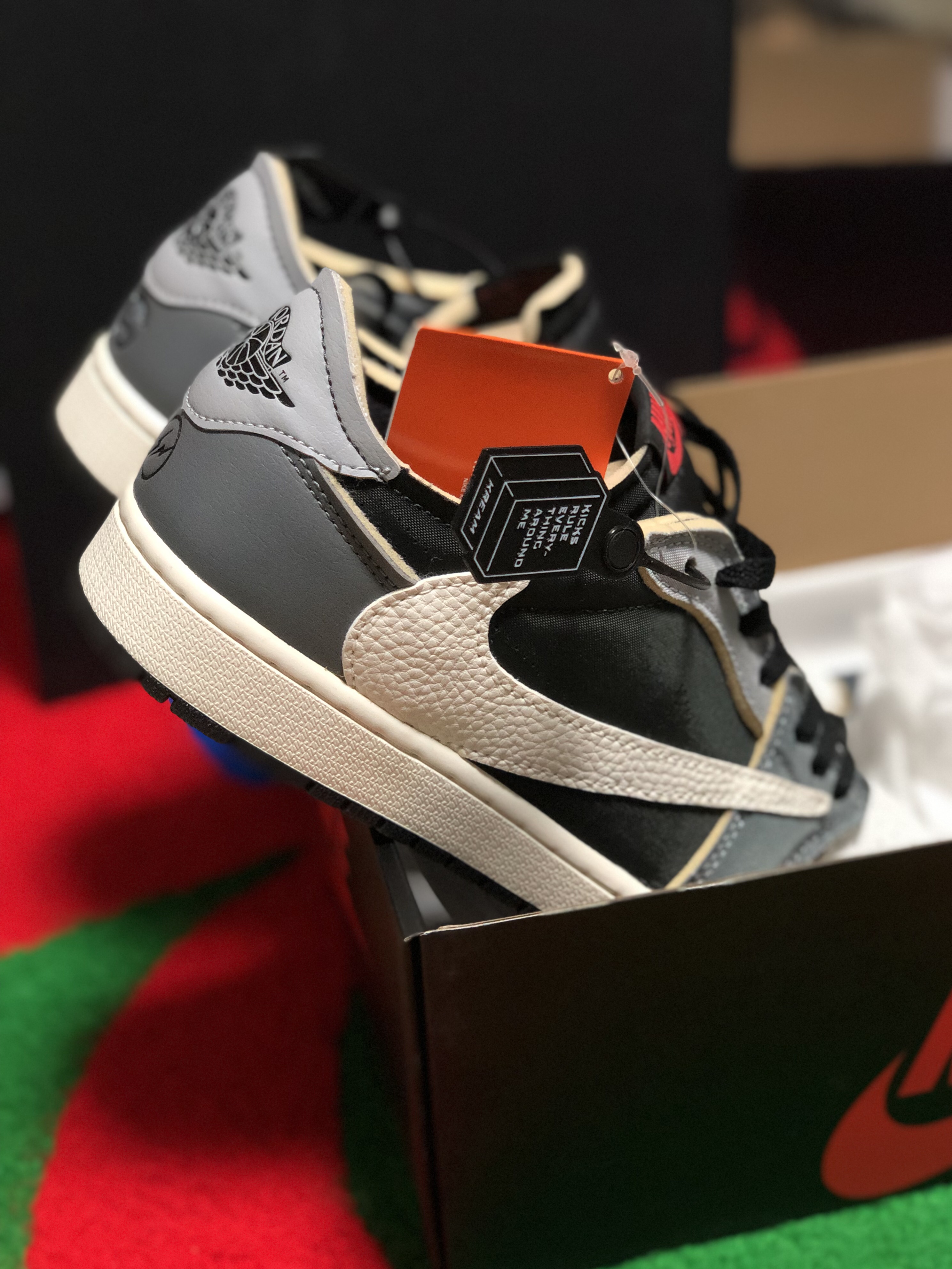 Jordan 1 Retro Low OG EX Black and Smoke Grey 착용 스타일 - 2