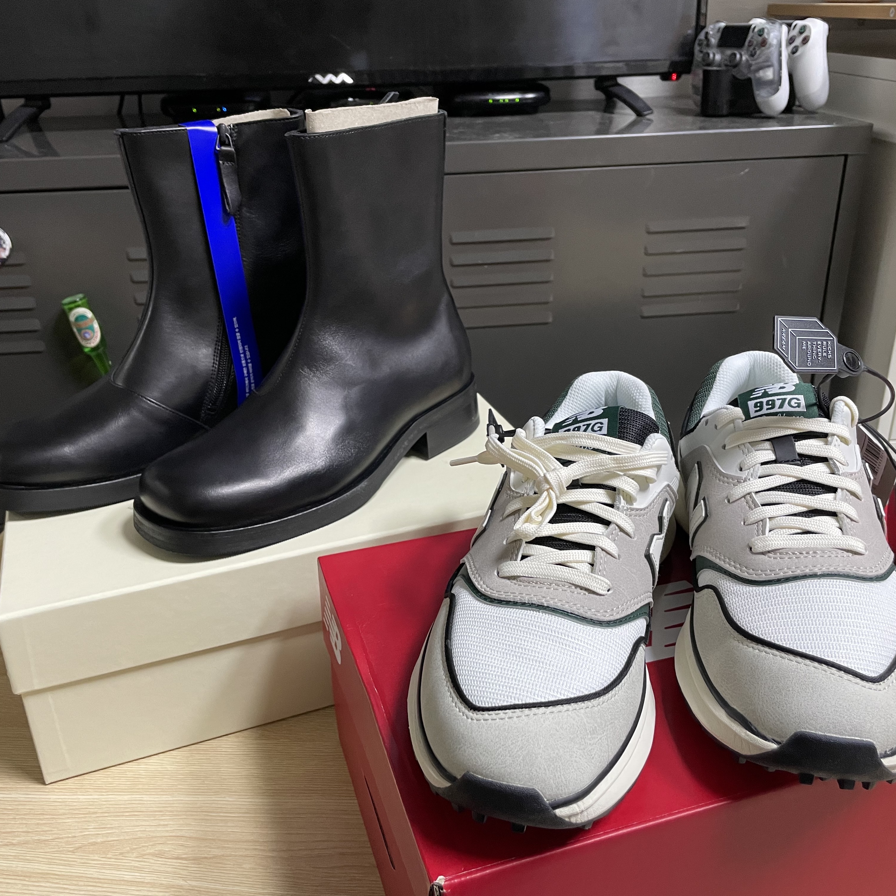 Our Legacy Camion Boot Black, New Balance x Malbon 997 Golf Grey Green 착용 스타일