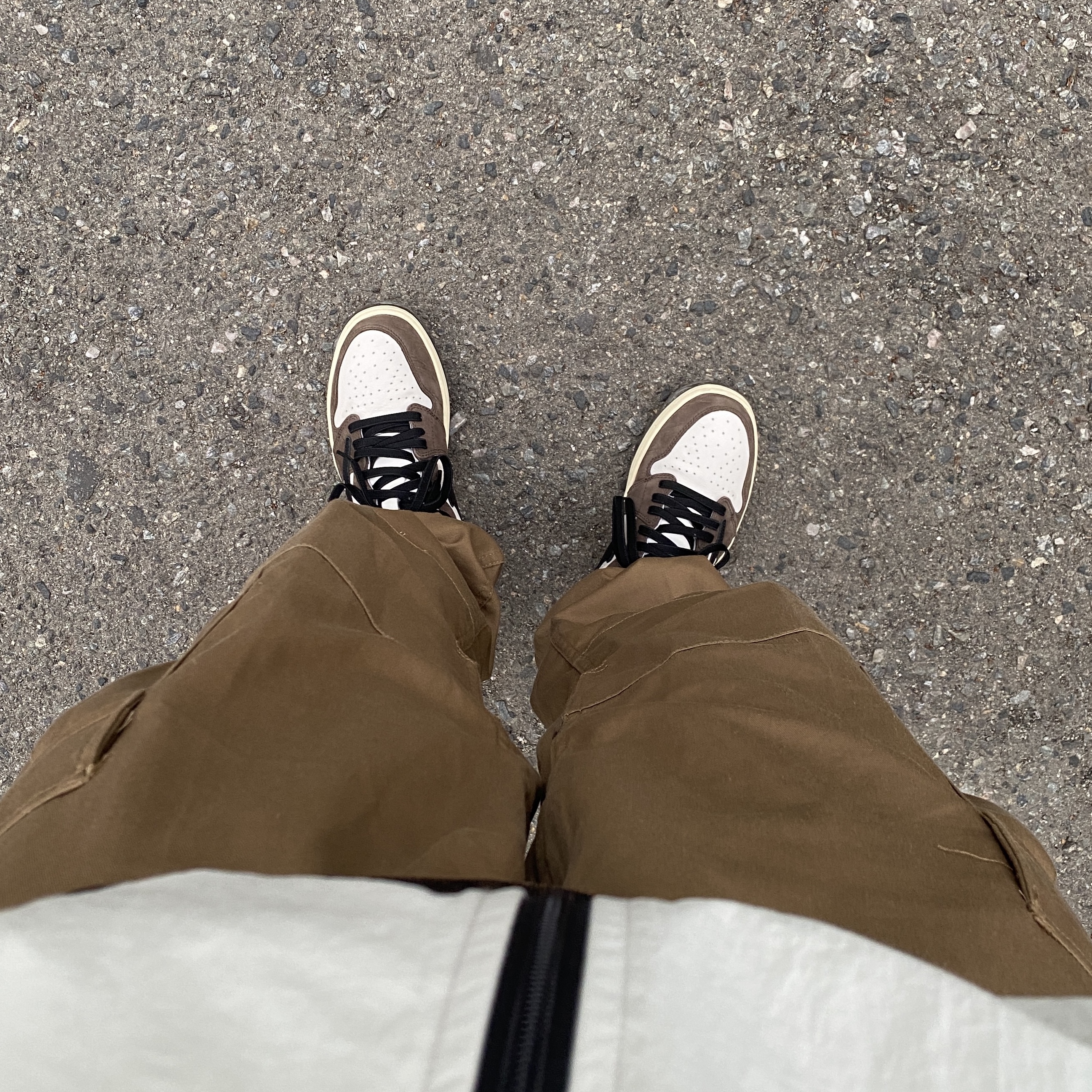 Jordan 1 x Travis Scott Retro High OG SP Mocha 착용 스타일 - 2