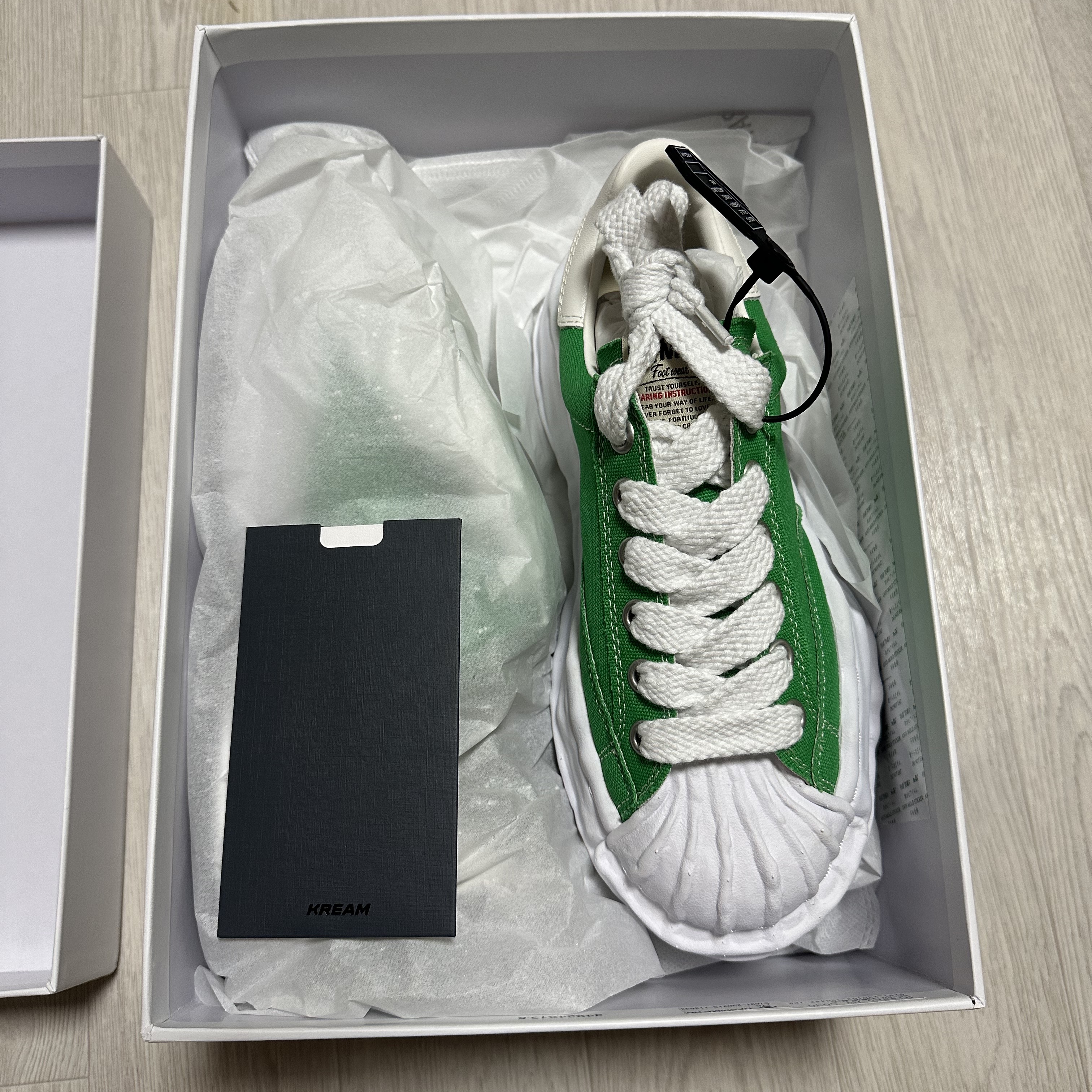 Maison Mihara Yasuhiro Blakey OG Sole Canvas Low-top Sneakers Green 착용 스타일 - 3