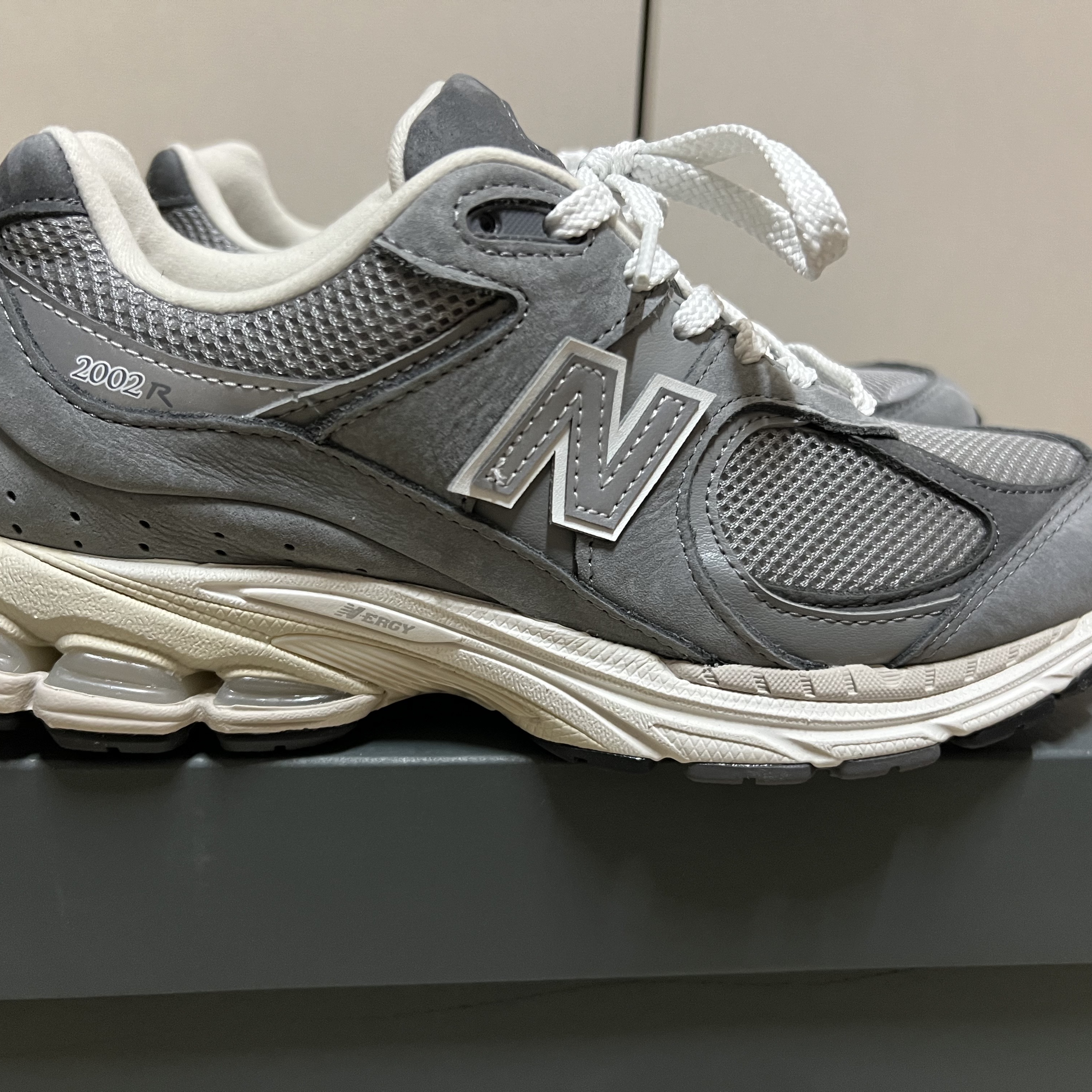 New Balance 2002R Premium Vintage Grey 착용 스타일 - 2