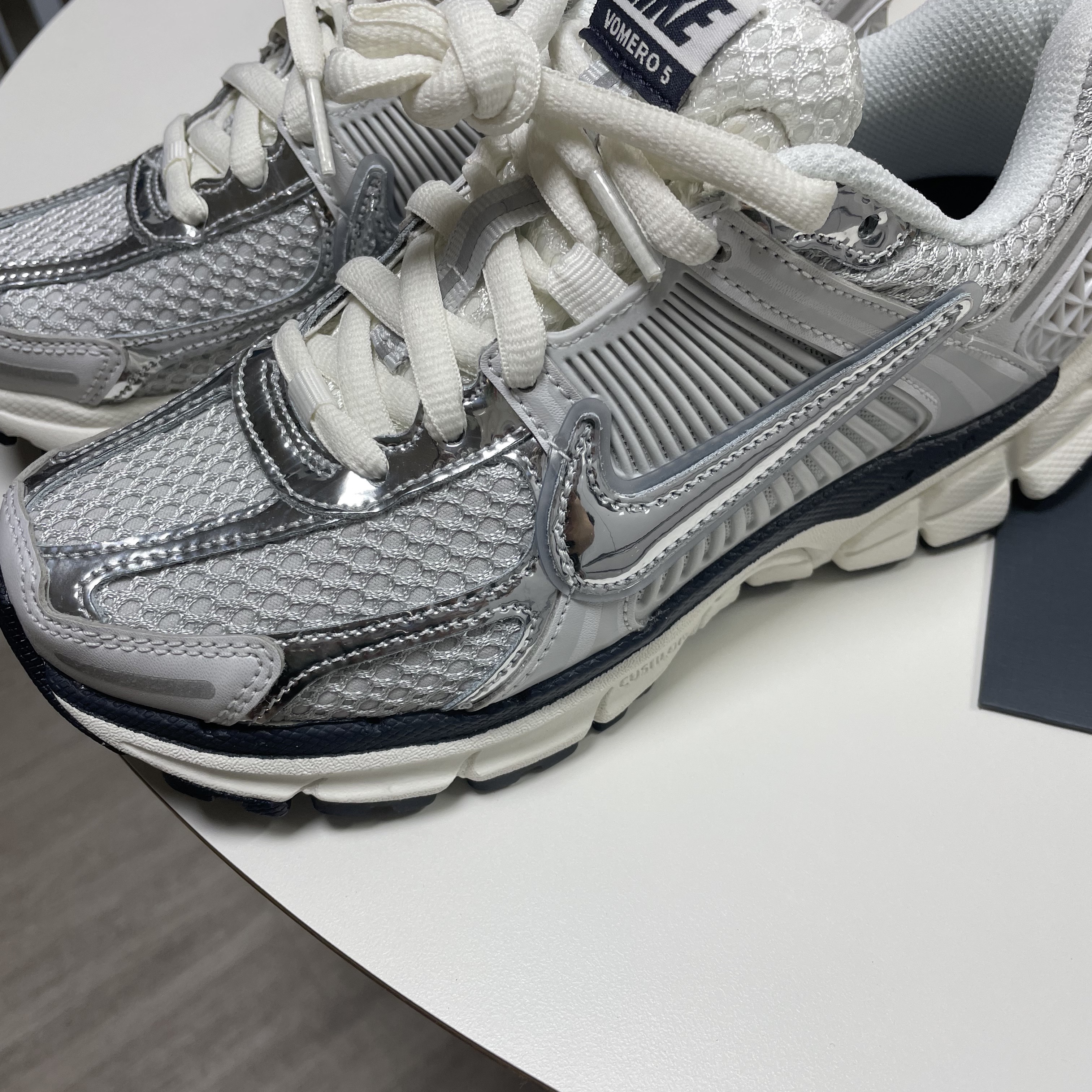 (W) Nike Zoom Vomero 5 Photon Dust and Metallic Silver 착용 스타일