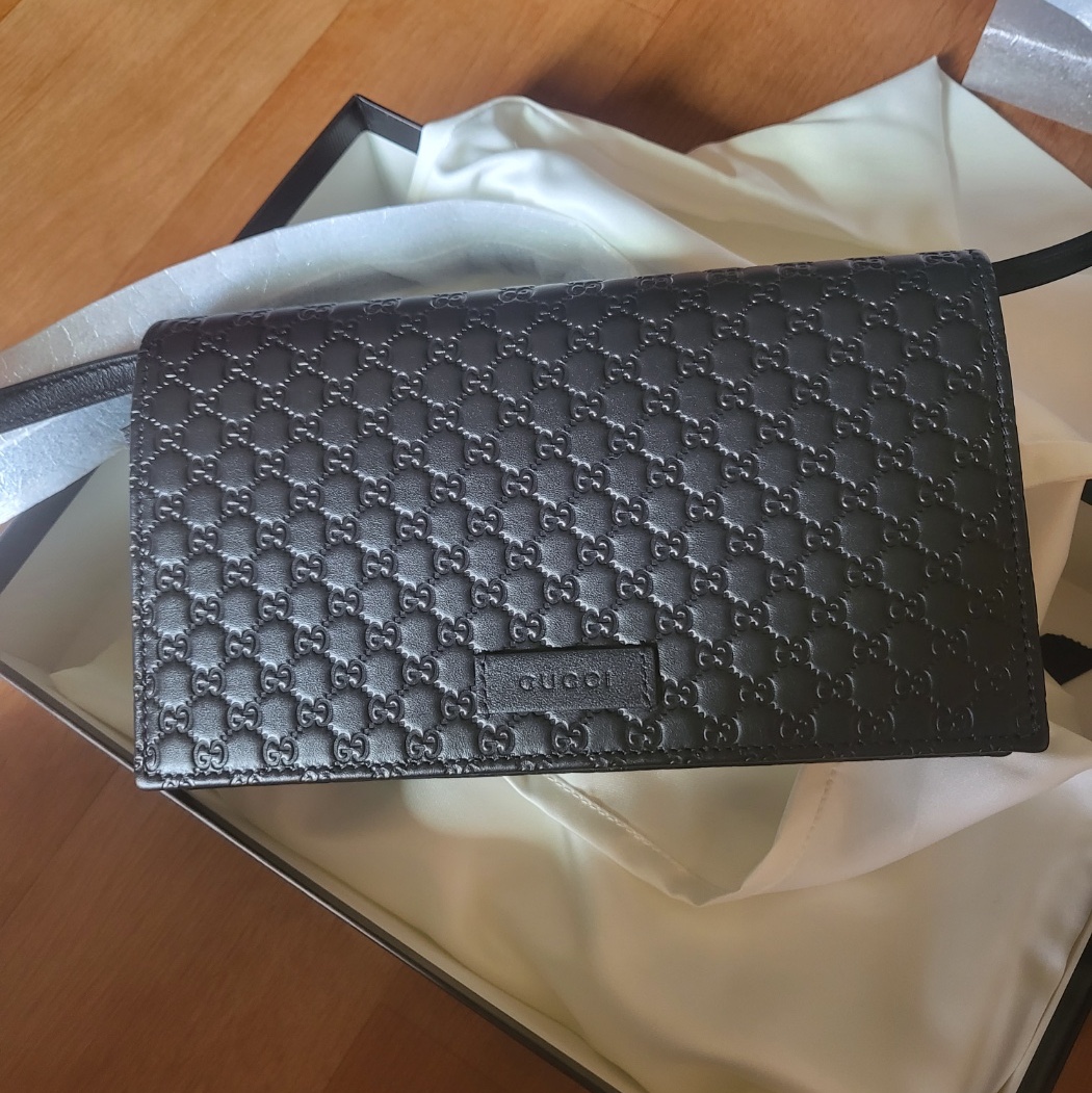 Gucci Micro GG Ssima Mini Crossbody Bag Black 착용 스타일