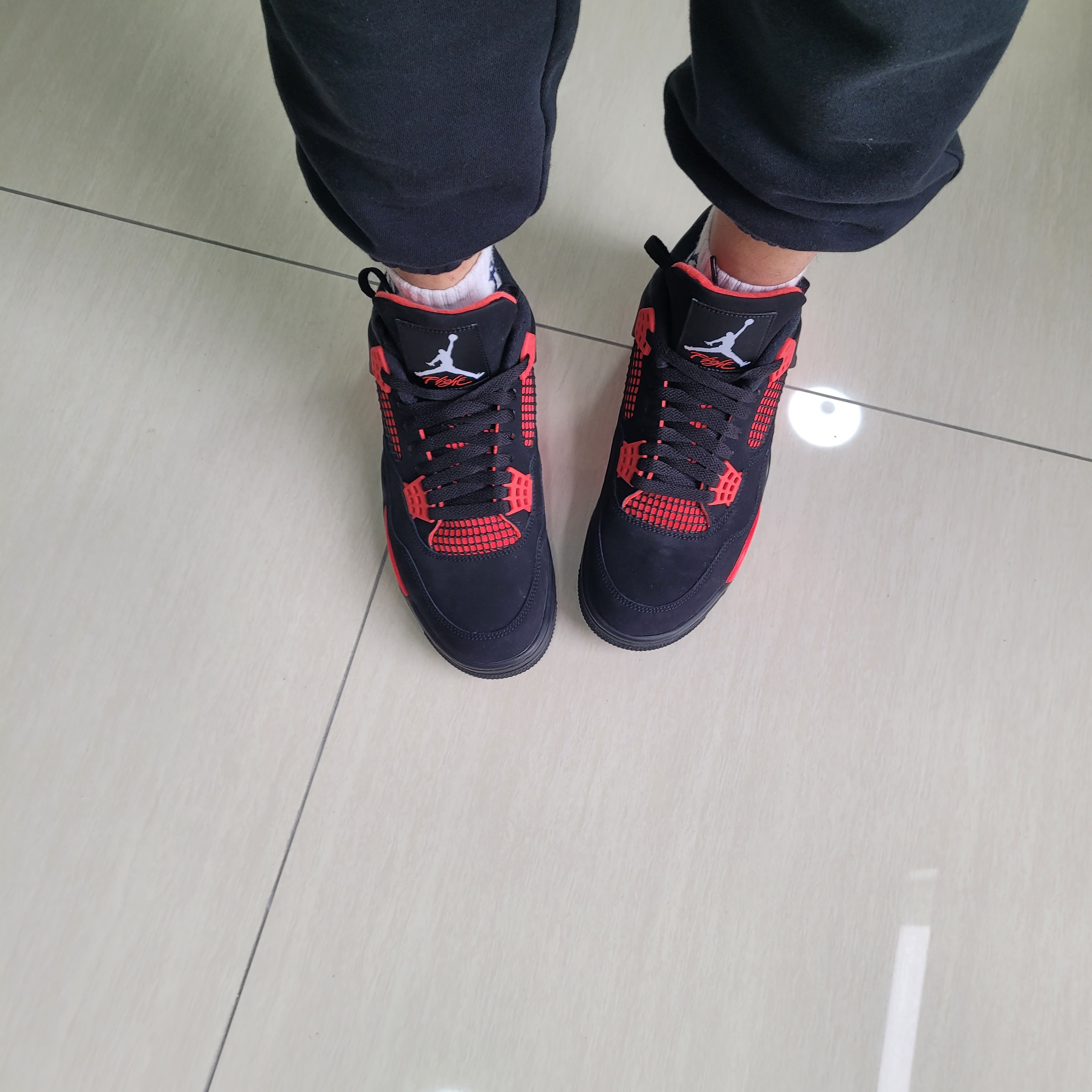 Jordan 4 Retro Crimson 착용 스타일 - 1