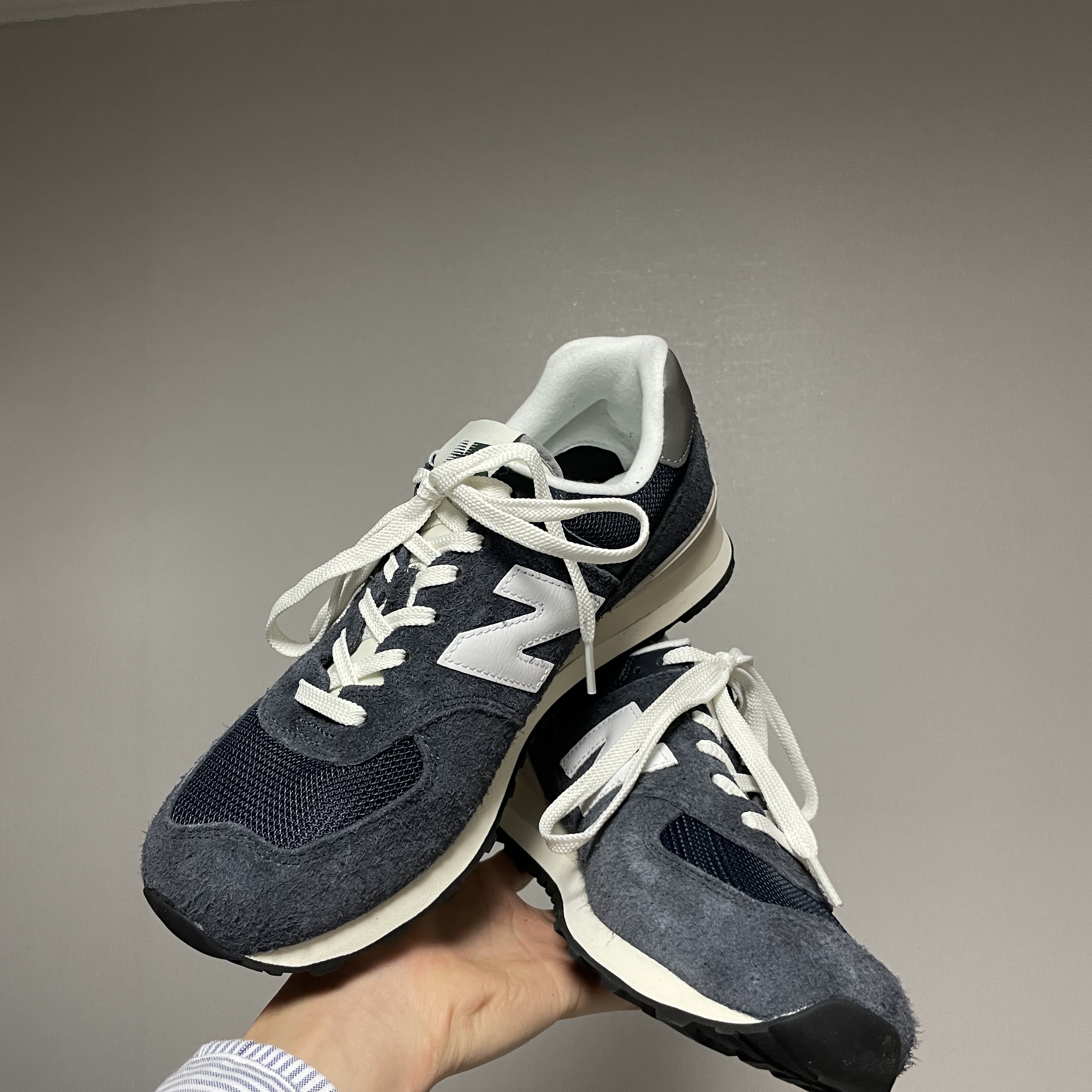 New Balance 574 Heritage Navy 착용 스타일 - 1