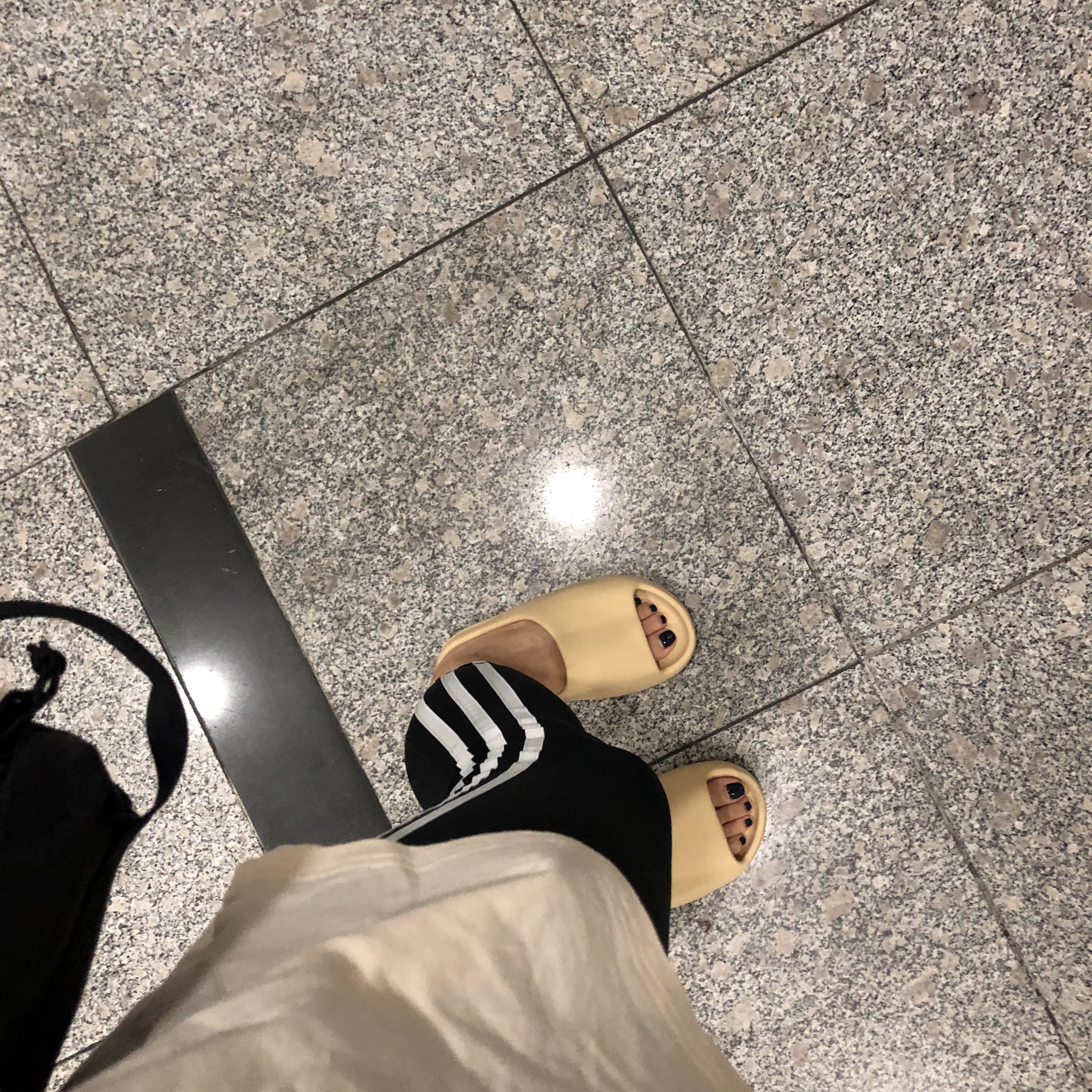 Adidas Yeezy Slide Desert Sand 착용 스타일
