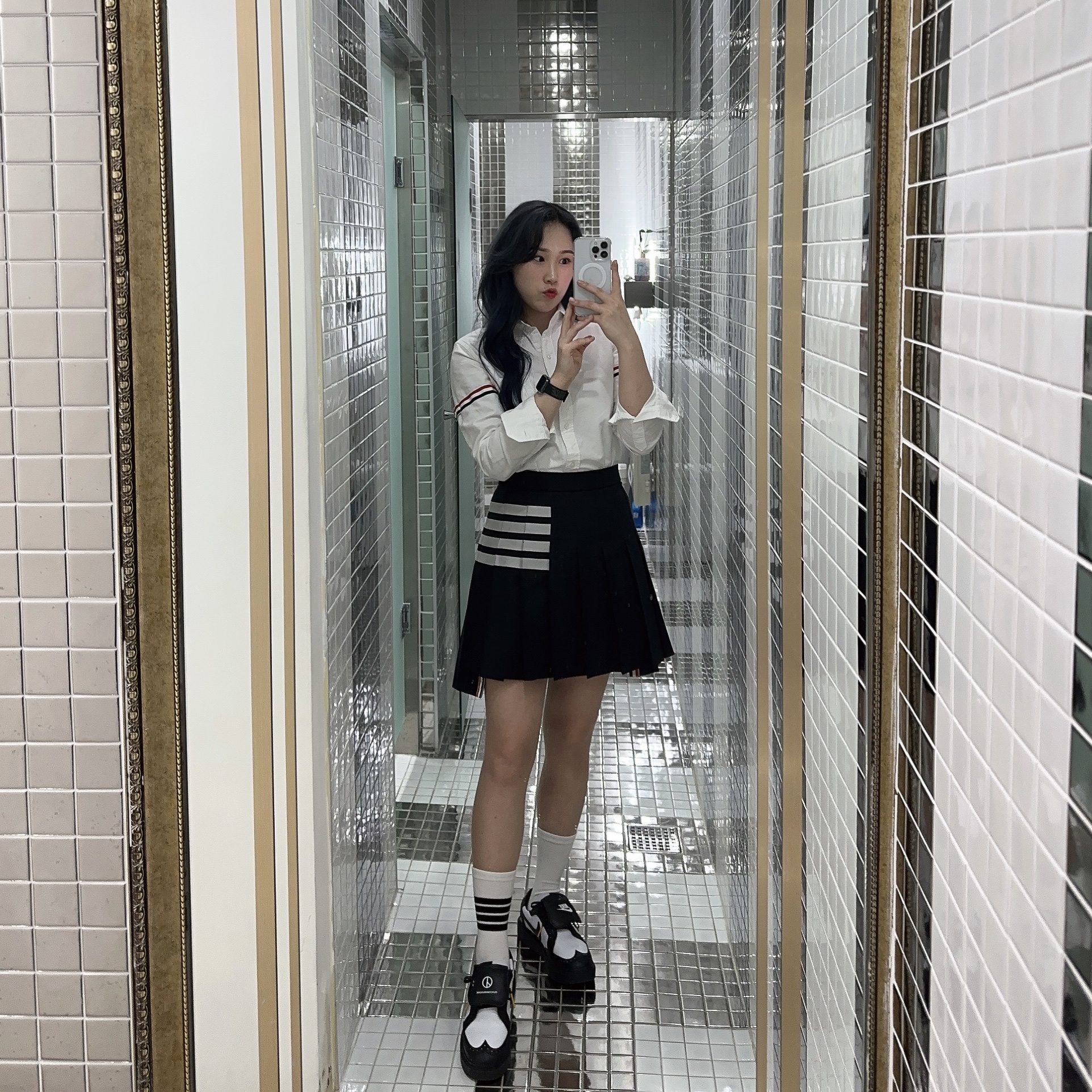 (W) Thom Browne Oxford Grosgrain Armband Long Sleeve Shirt White, (W) Thom Browne Plain Weave Mini Pleated 4-Bar Skirt Navy 착용 스타일 - 2