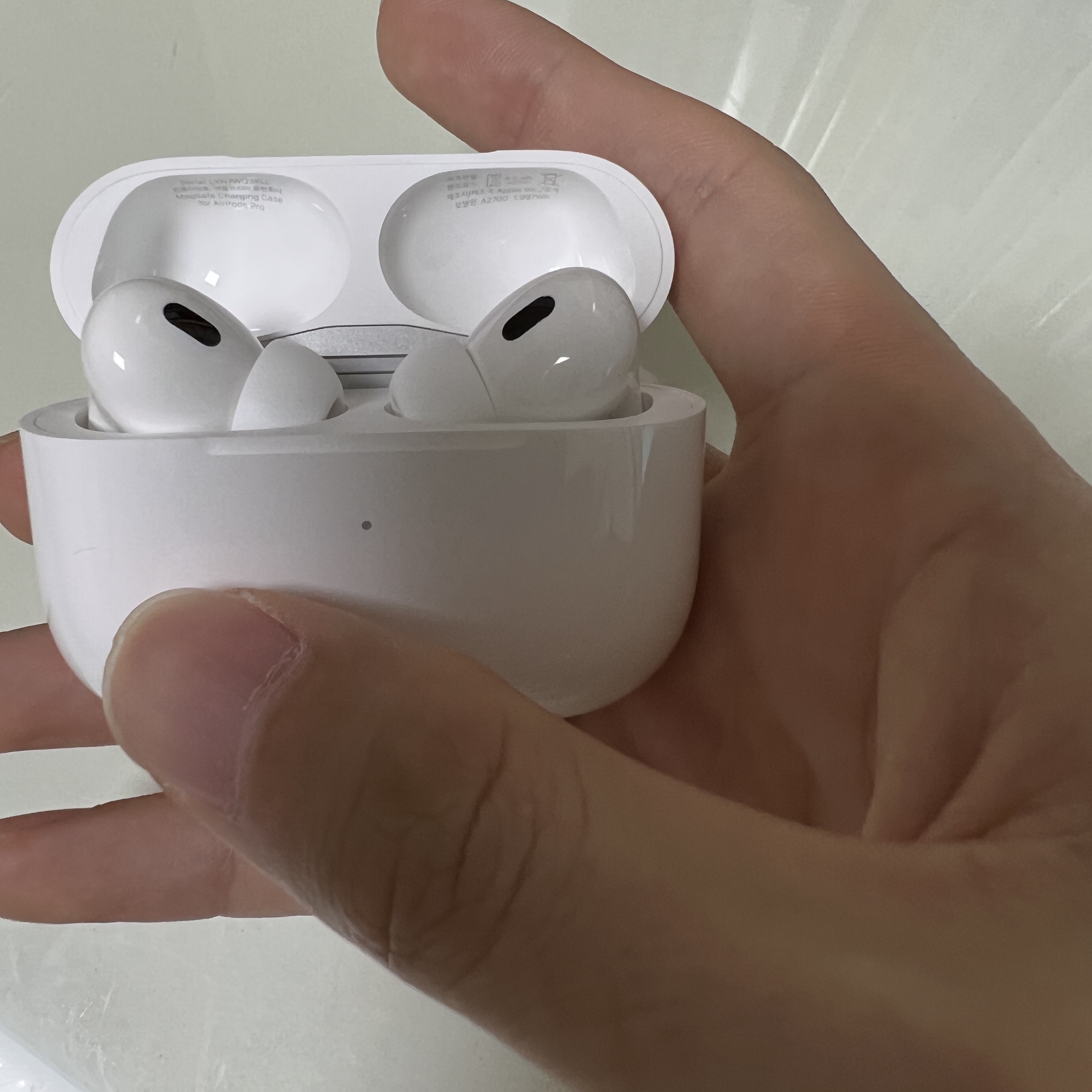 Apple AirPods Pro 2nd Gen (Korean Ver.) 착용 스타일 - 2