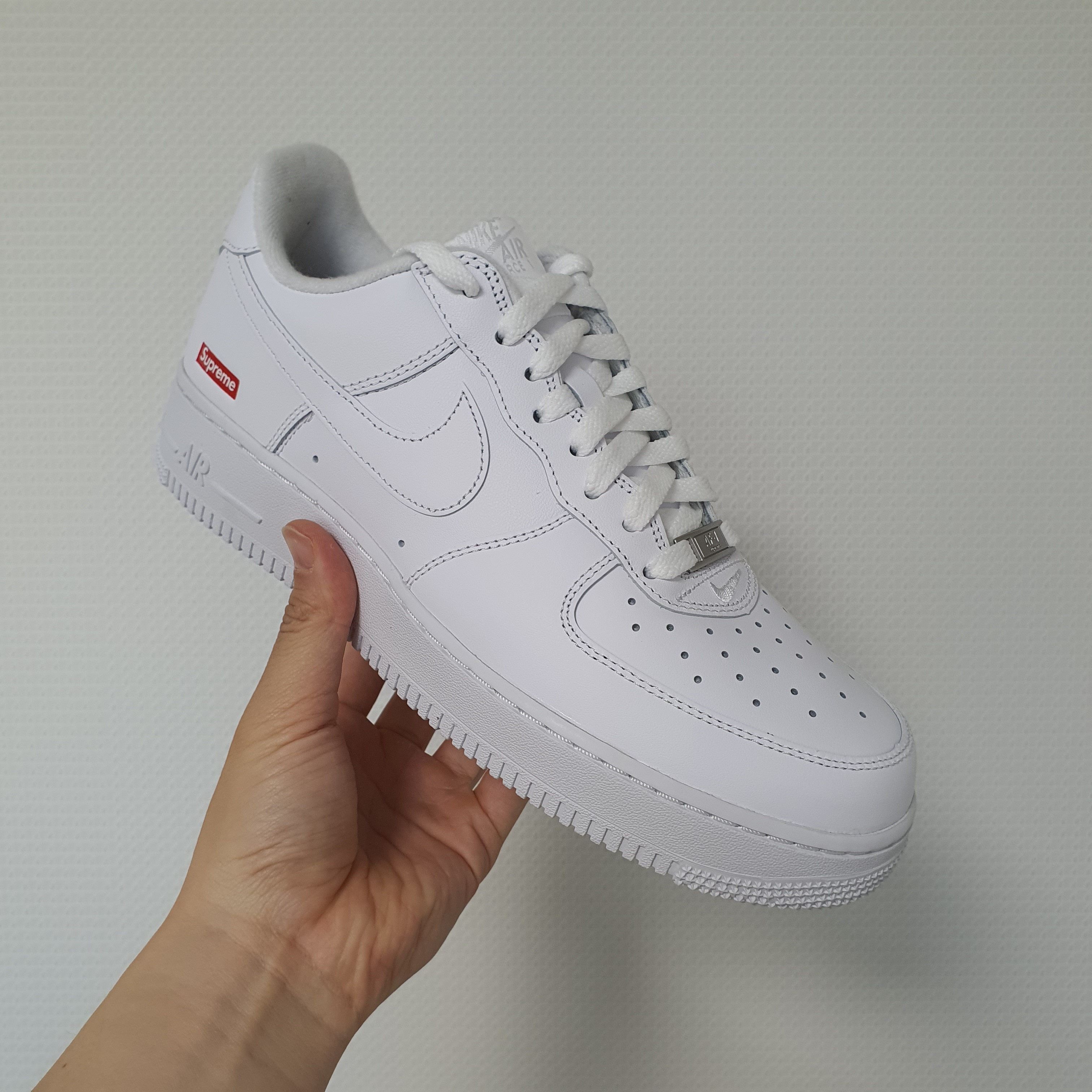 Nike x Supreme Air Force 1 Low White 착용 스타일