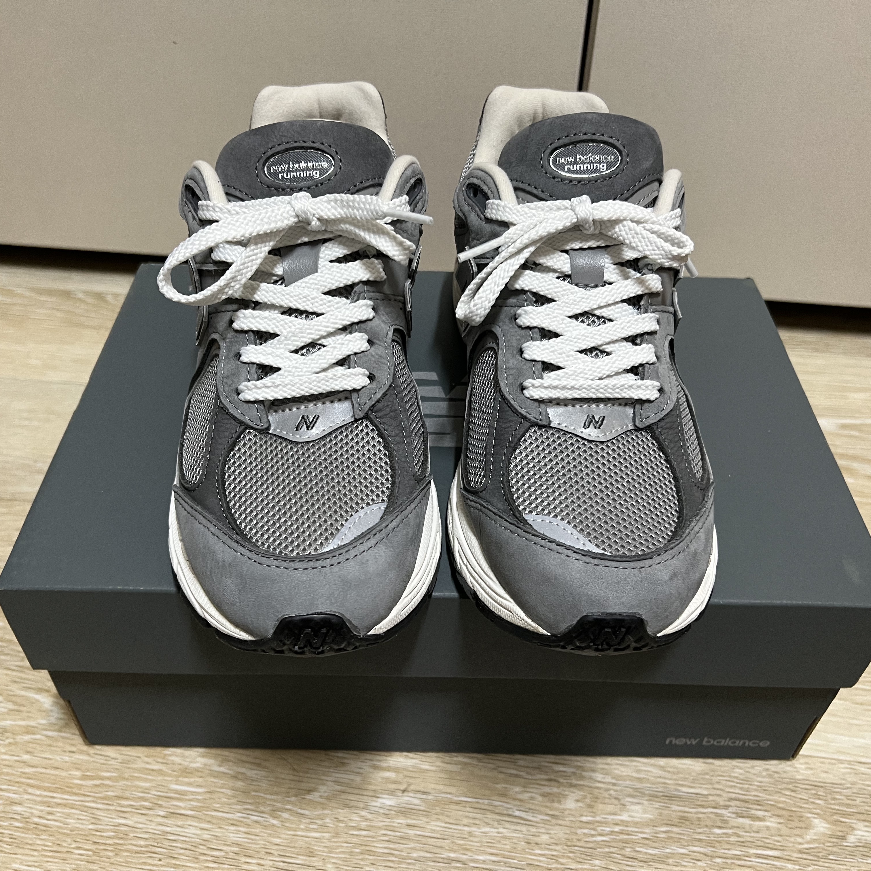 New Balance 2002R Premium Vintage Grey 착용 스타일 - 1