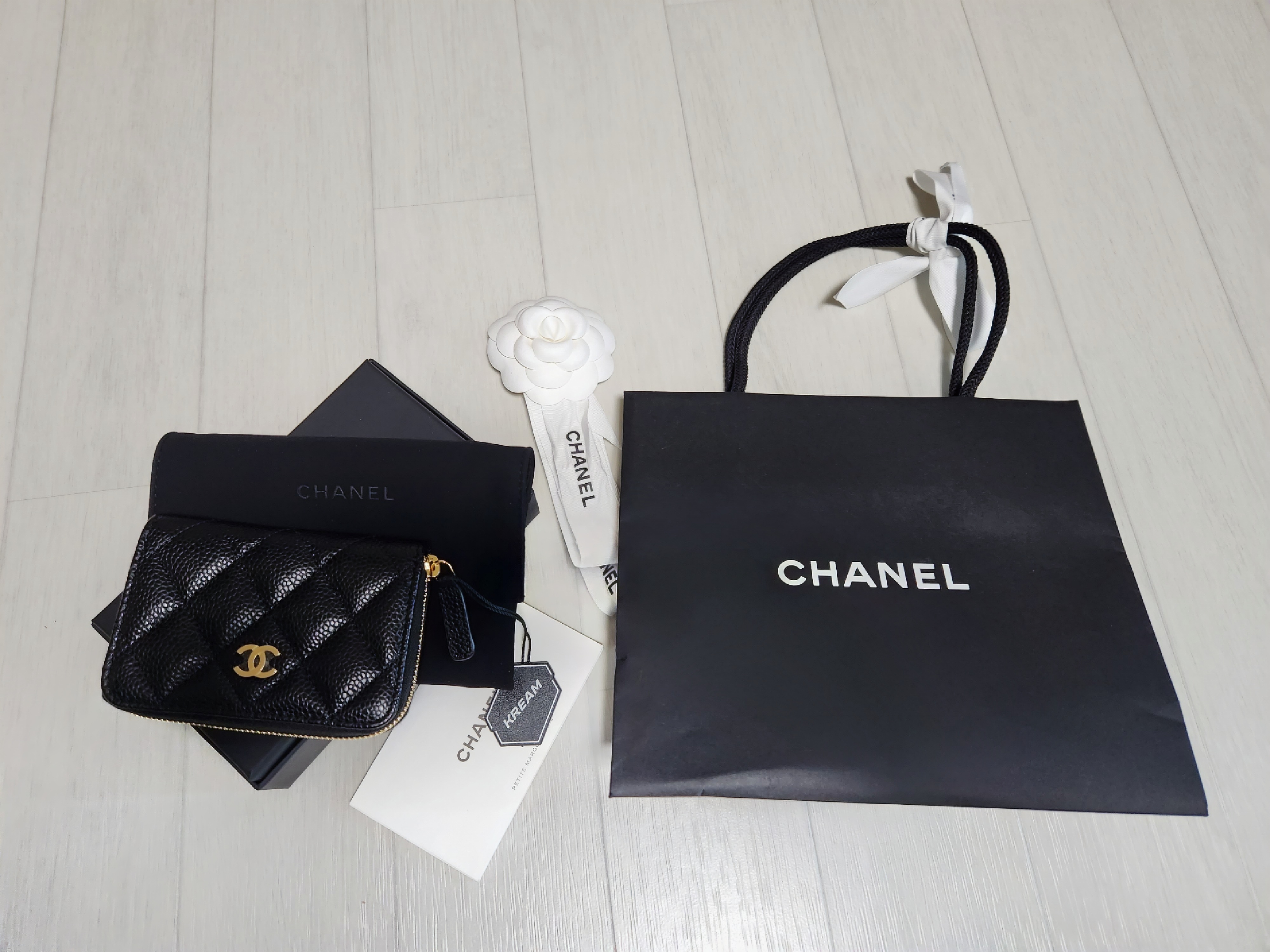 Chanel Classic Zipped Coin Purse Grained Calfskin & Gold Black 착용 스타일