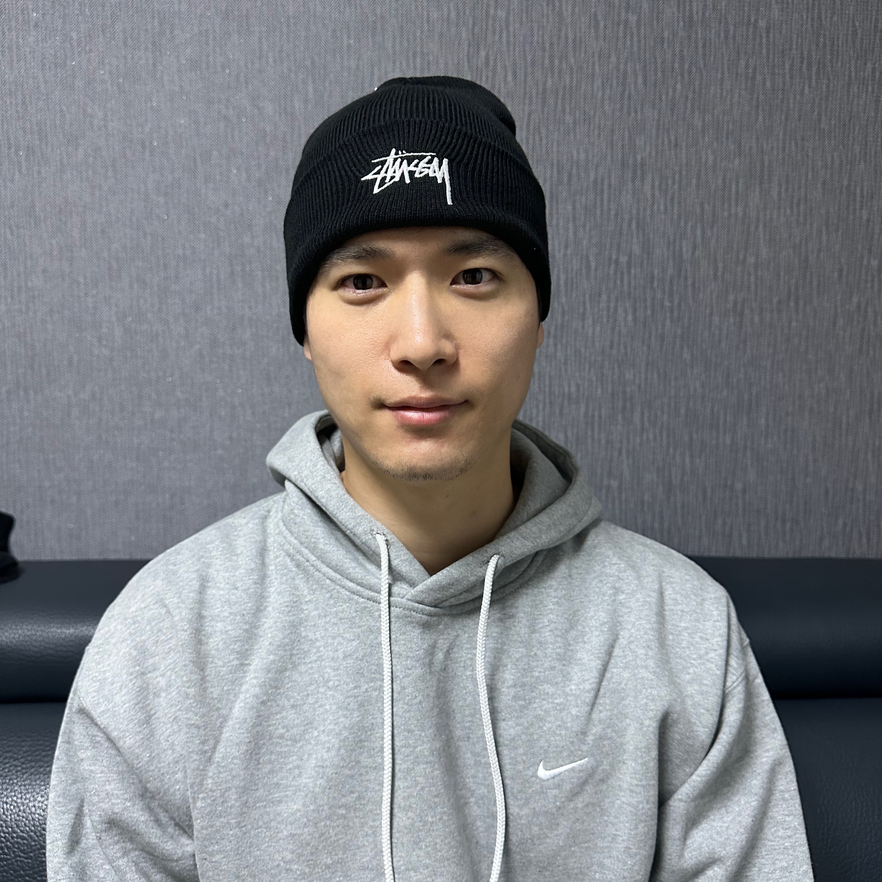 스투시 x 아워레가시 음양 비니 블랙, 나이키 NRG 솔로 스우시 플리스 후드 다크 그레이 헤더 - 아시아 착용 스타일 - 2