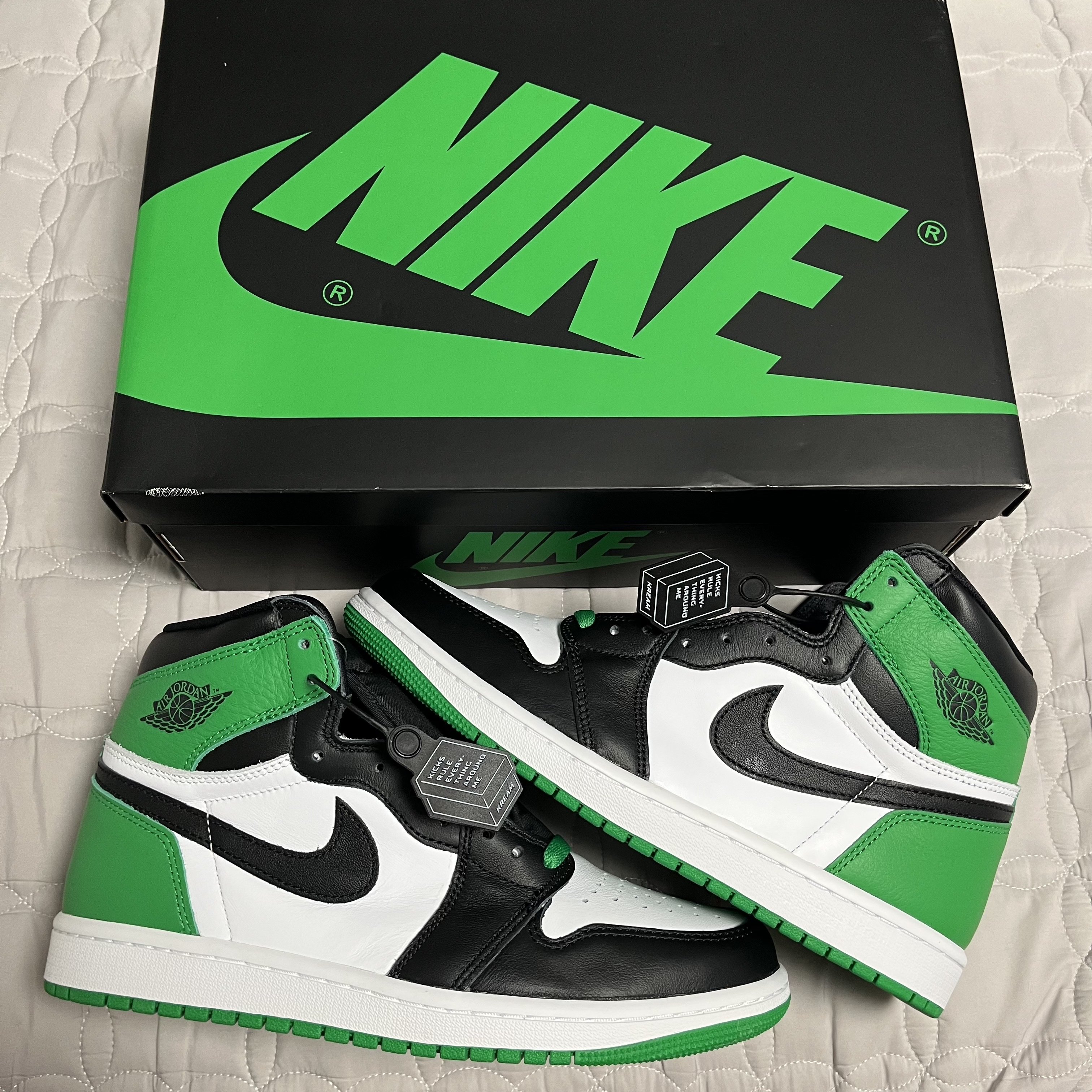 Jordan 1 Retro High OG Black and Lucky Green 착용 스타일
