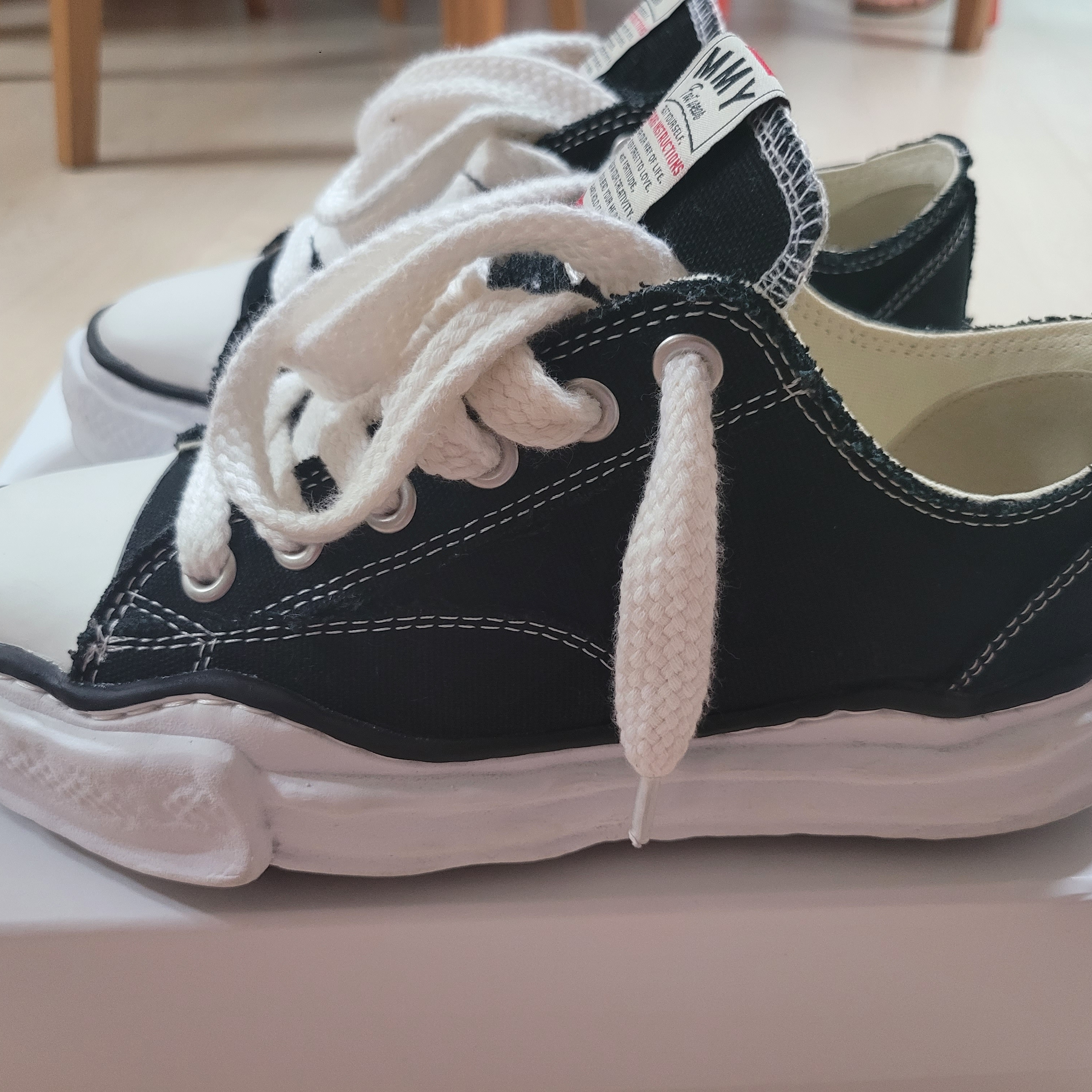 Maison Mihara Yasuhiro Peterson OG Sole Canvas Low Sneakers Black 착용 스타일 - 3
