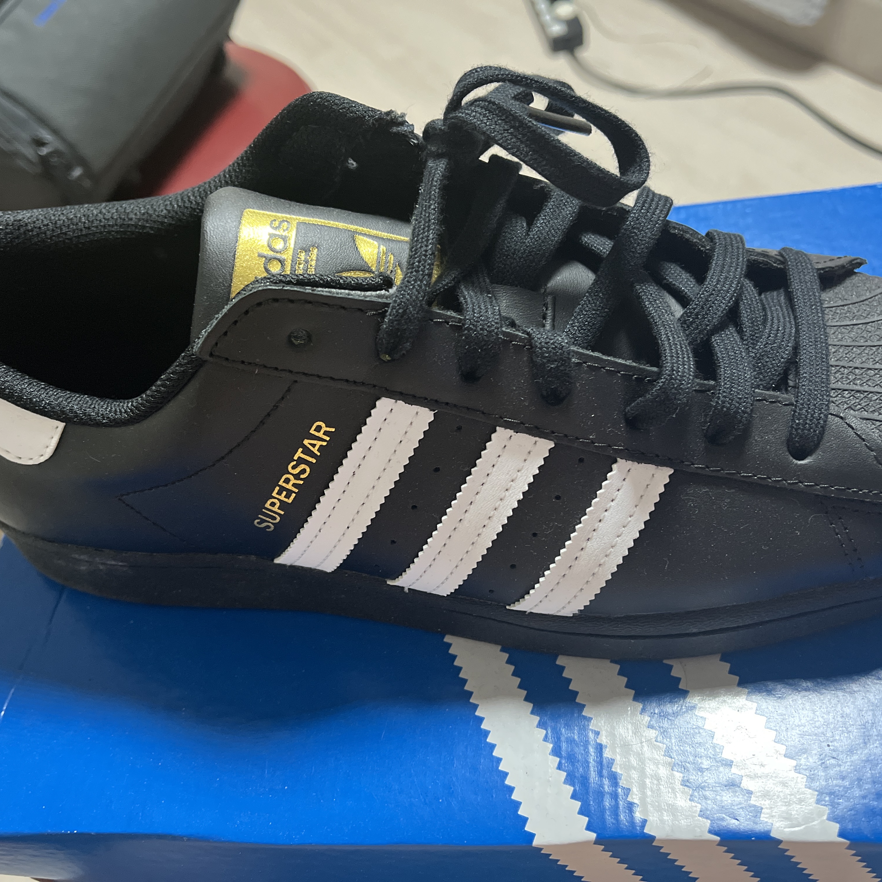 Adidas Superstar Core Black White 착용 스타일 - 1