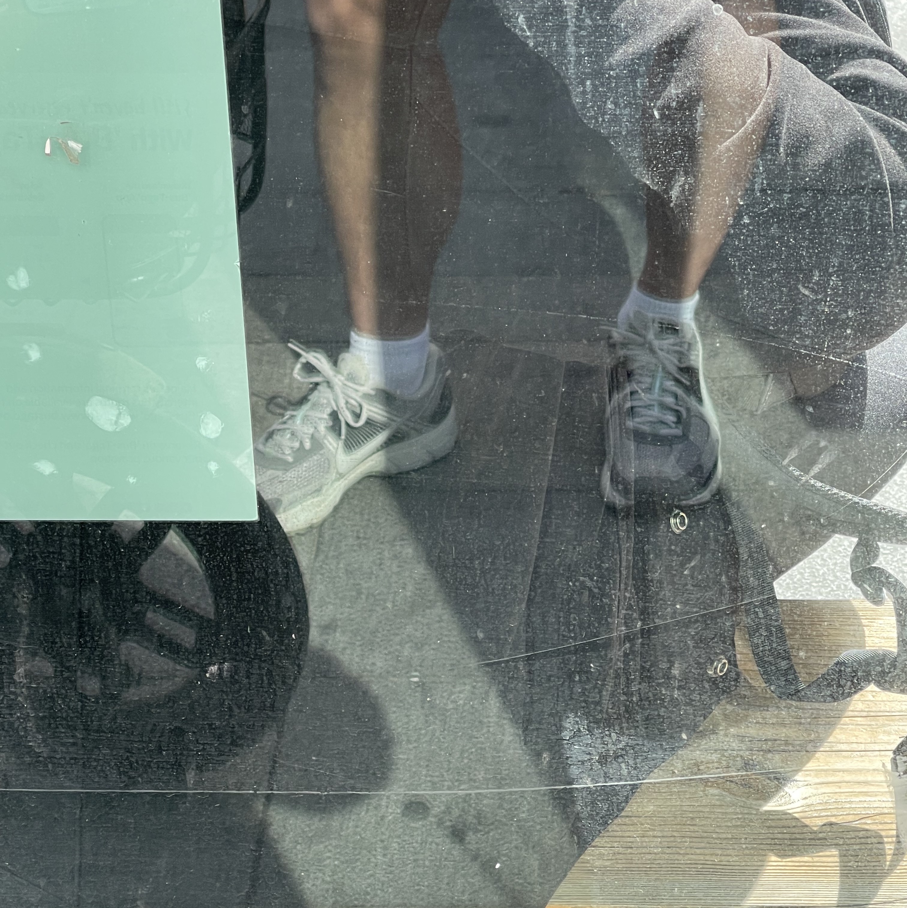 (W) Nike Zoom Vomero 5 Cobblestone and Flat Pewter 착용 스타일