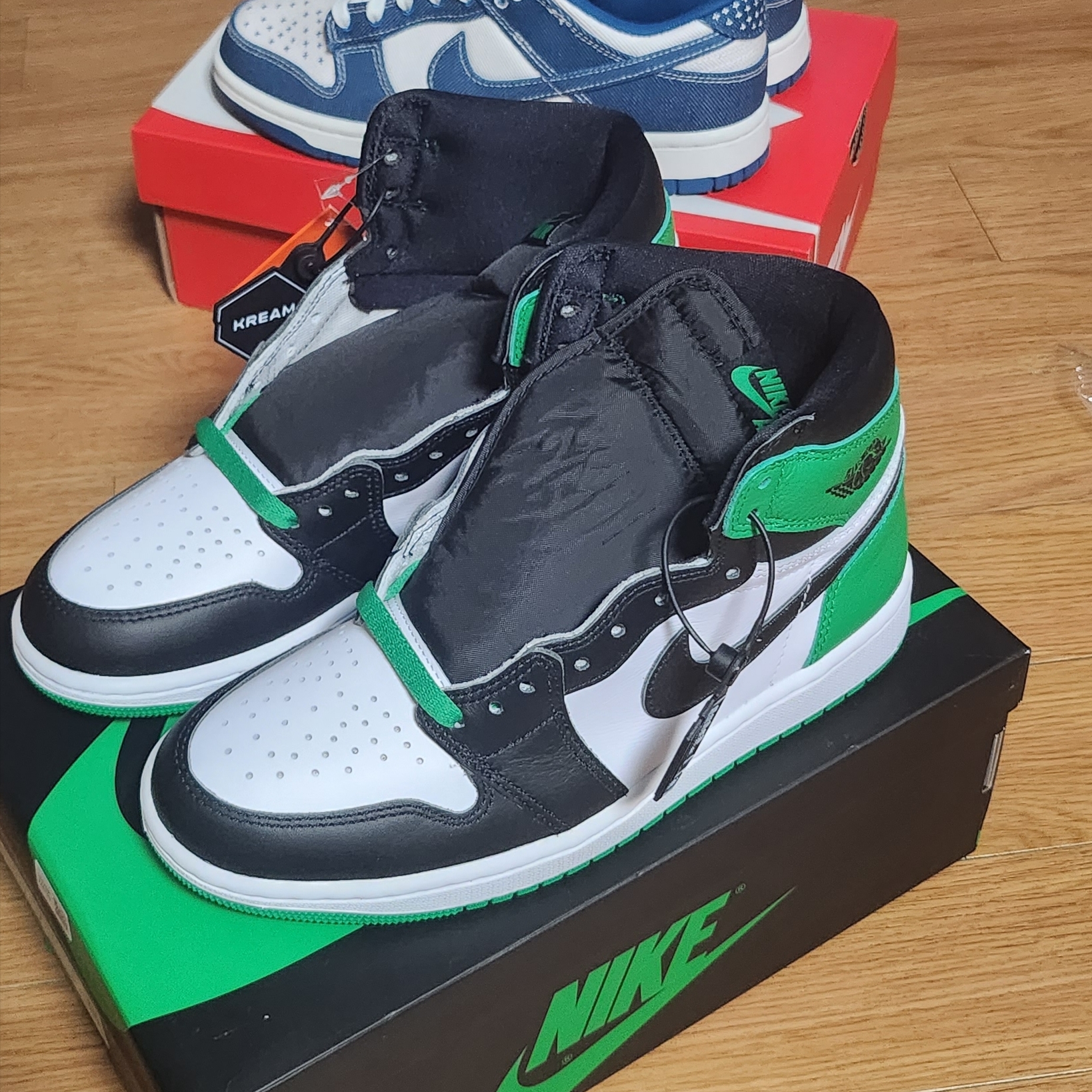 Jordan 1 Retro High OG Black and Lucky Green 착용 스타일 - 1