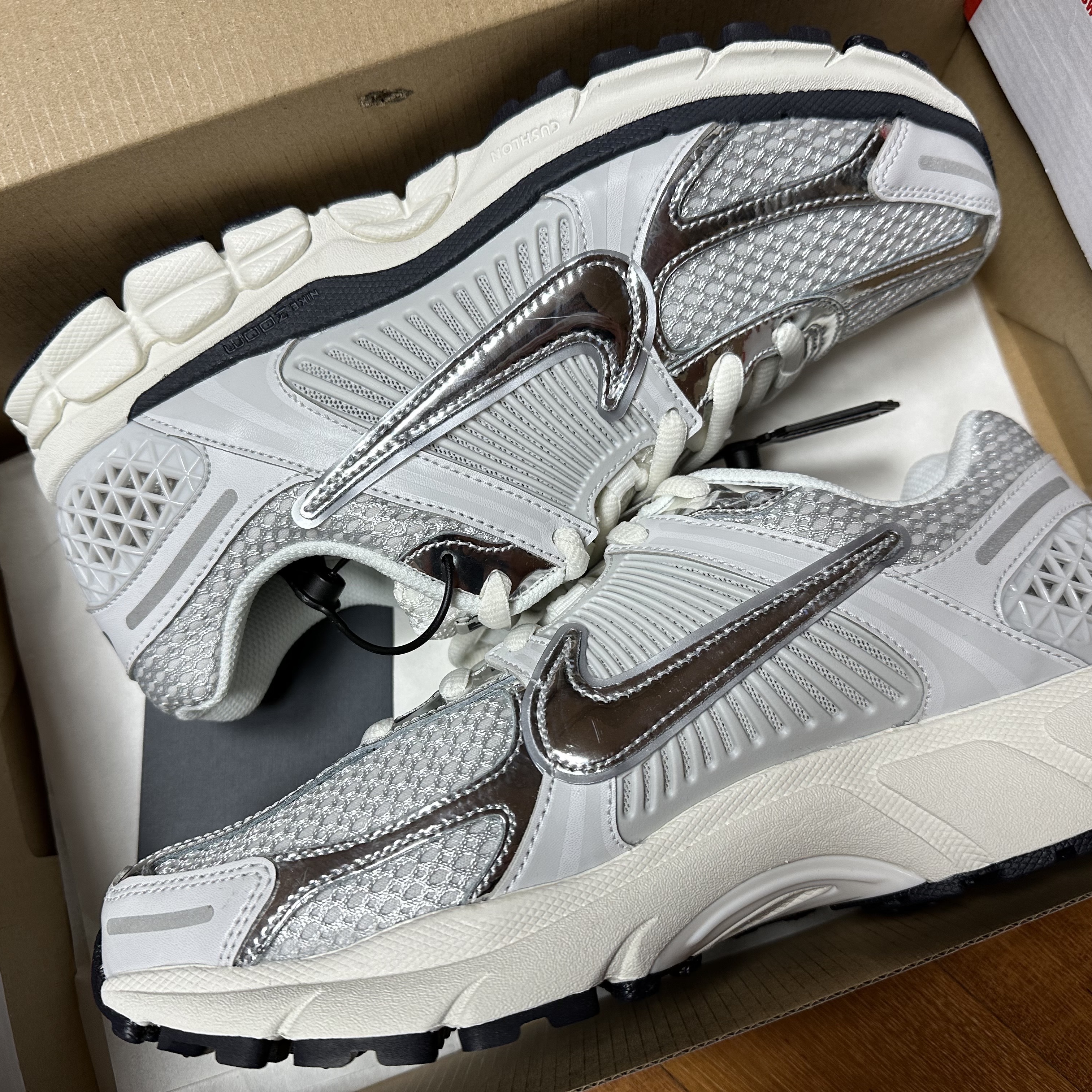 (W) Nike Zoom Vomero 5 Photon Dust and Metallic Silver 착용 스타일