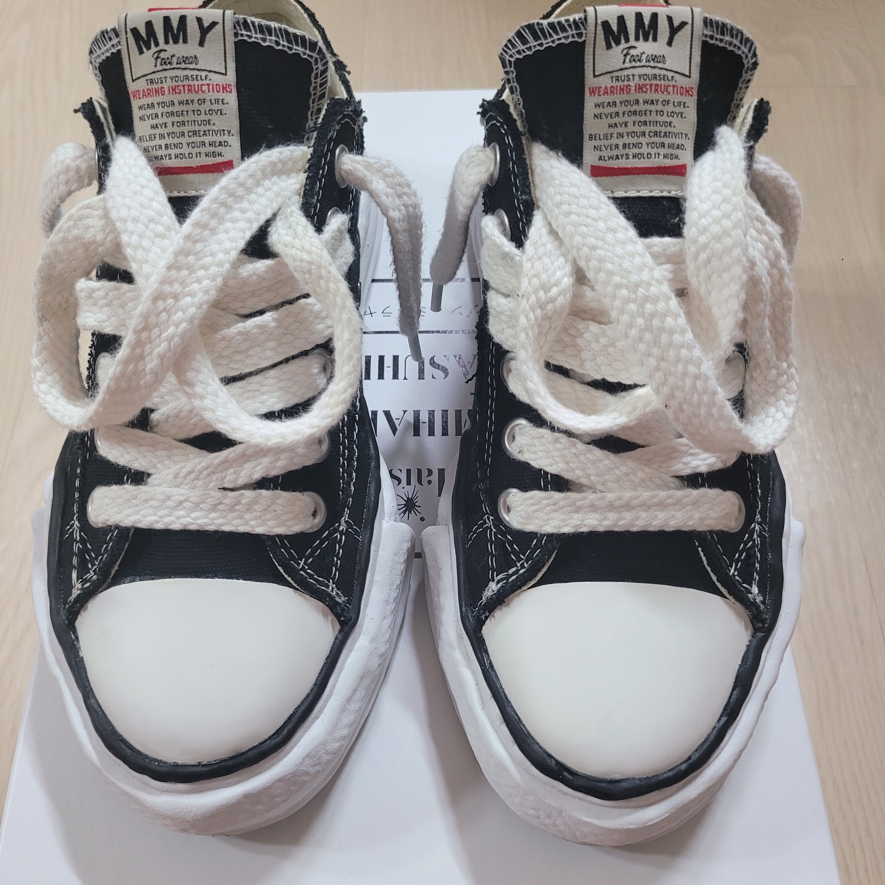 Maison Mihara Yasuhiro Peterson OG Sole Canvas Low Sneakers Black 착용 스타일 - 2