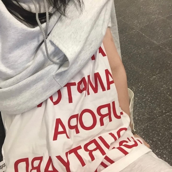 [KREAM 단독] Safarispot Women 1/2 Highway Inn T-Shirt White Red 착용 스타일