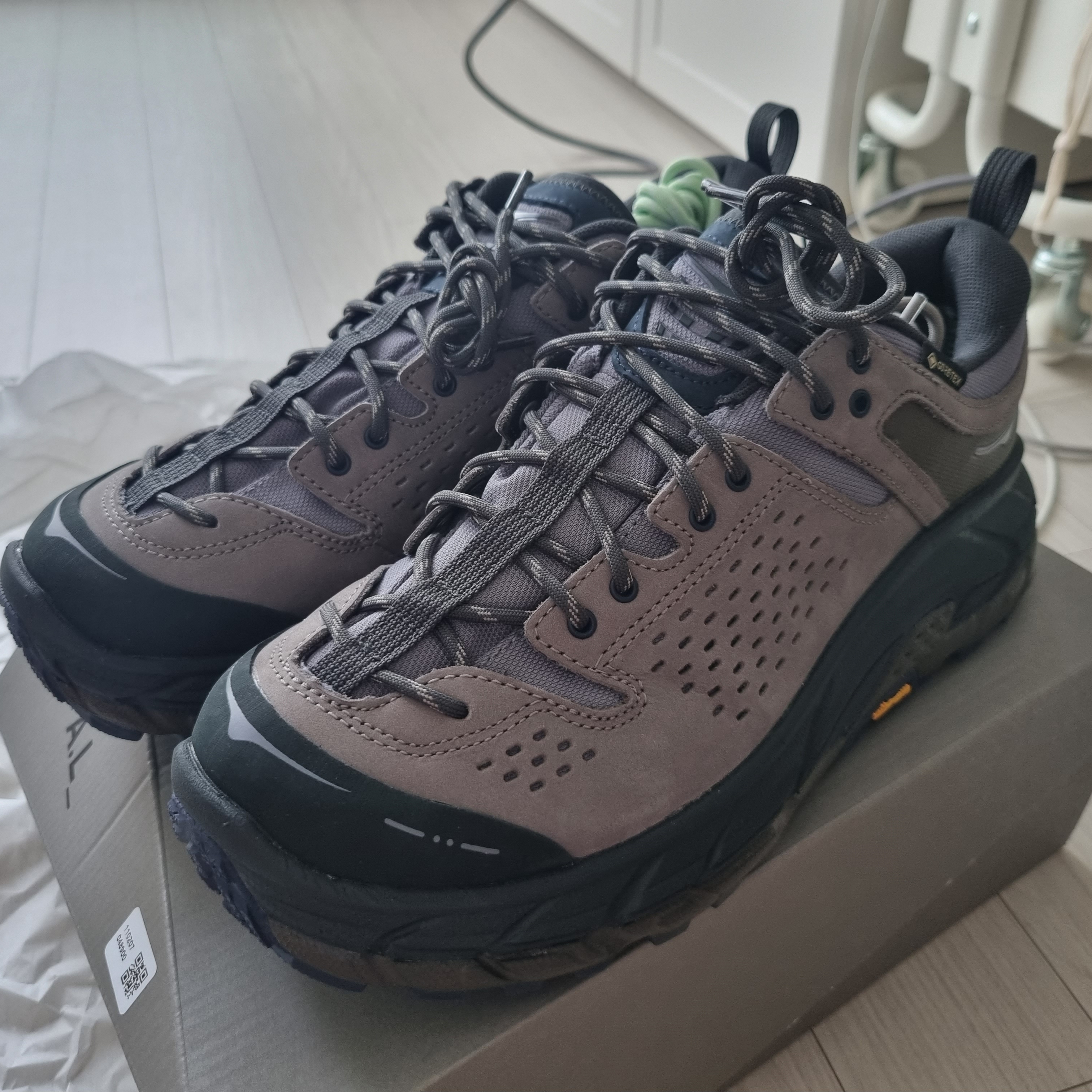 Hoka x J.L-A.L Tor Ultra Low Desert Taupe Rock Ridge 착용 스타일