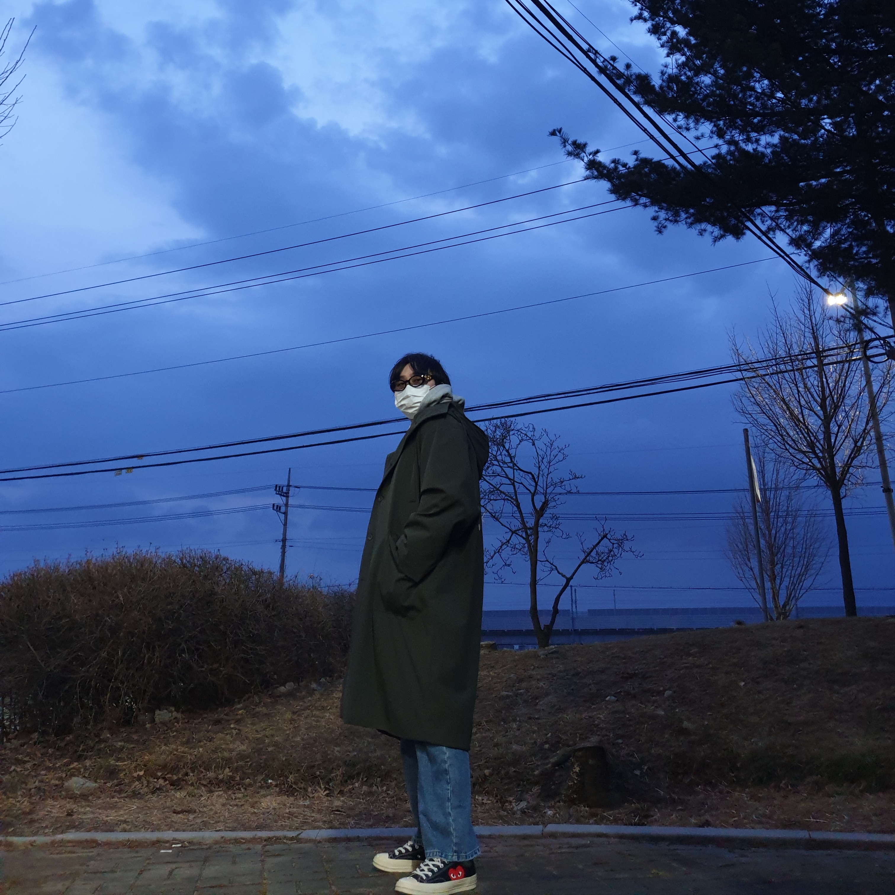 Converse x Play Comme des Garcons Chuck 70 Ox Black, Play Comme des Garcons Red Heart Zip Hooded Sweatshirt Grey 착용 스타일 - 3