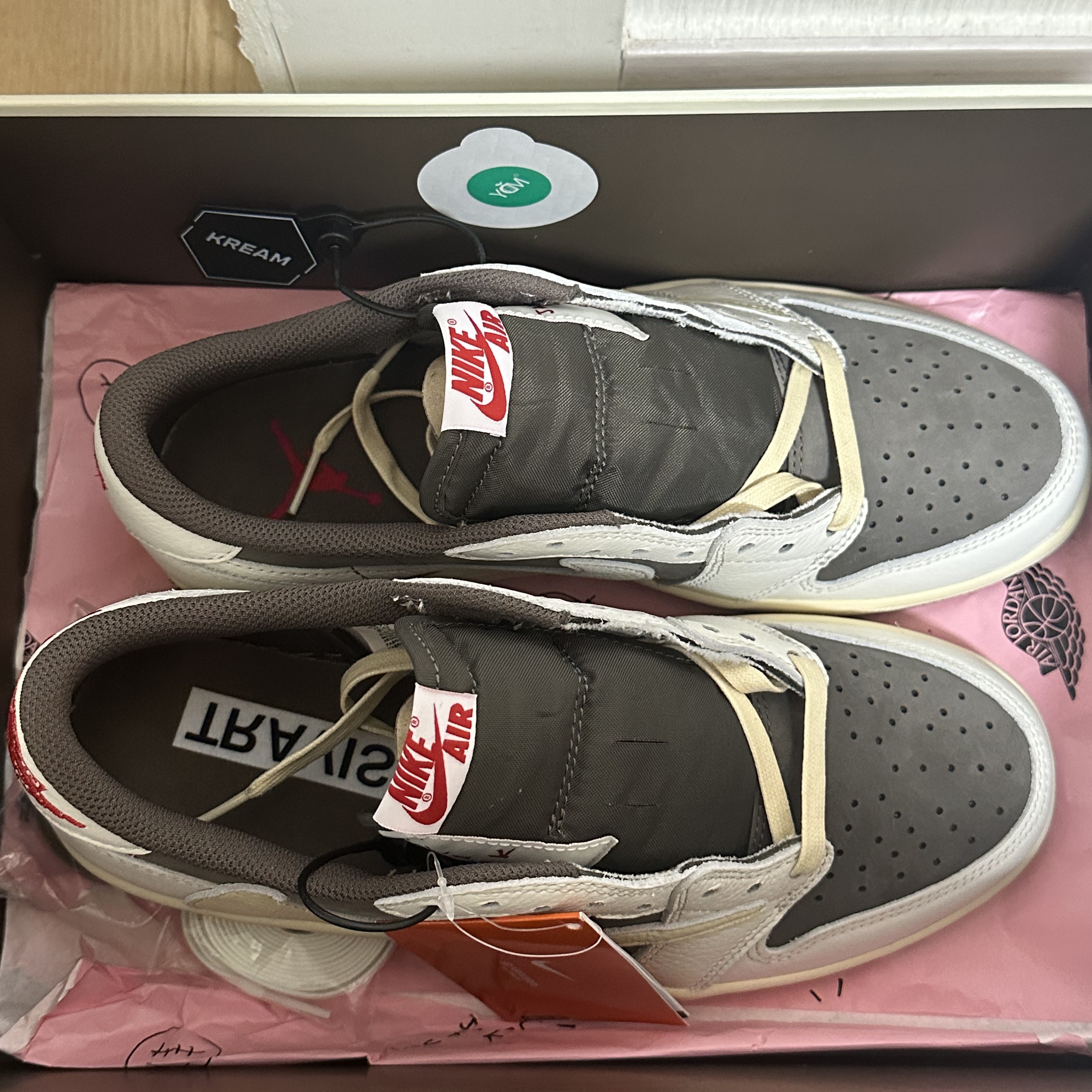 Jordan 1 x Travis Scott Retro Low OG SP Sail and Ridgerock 착용 스타일