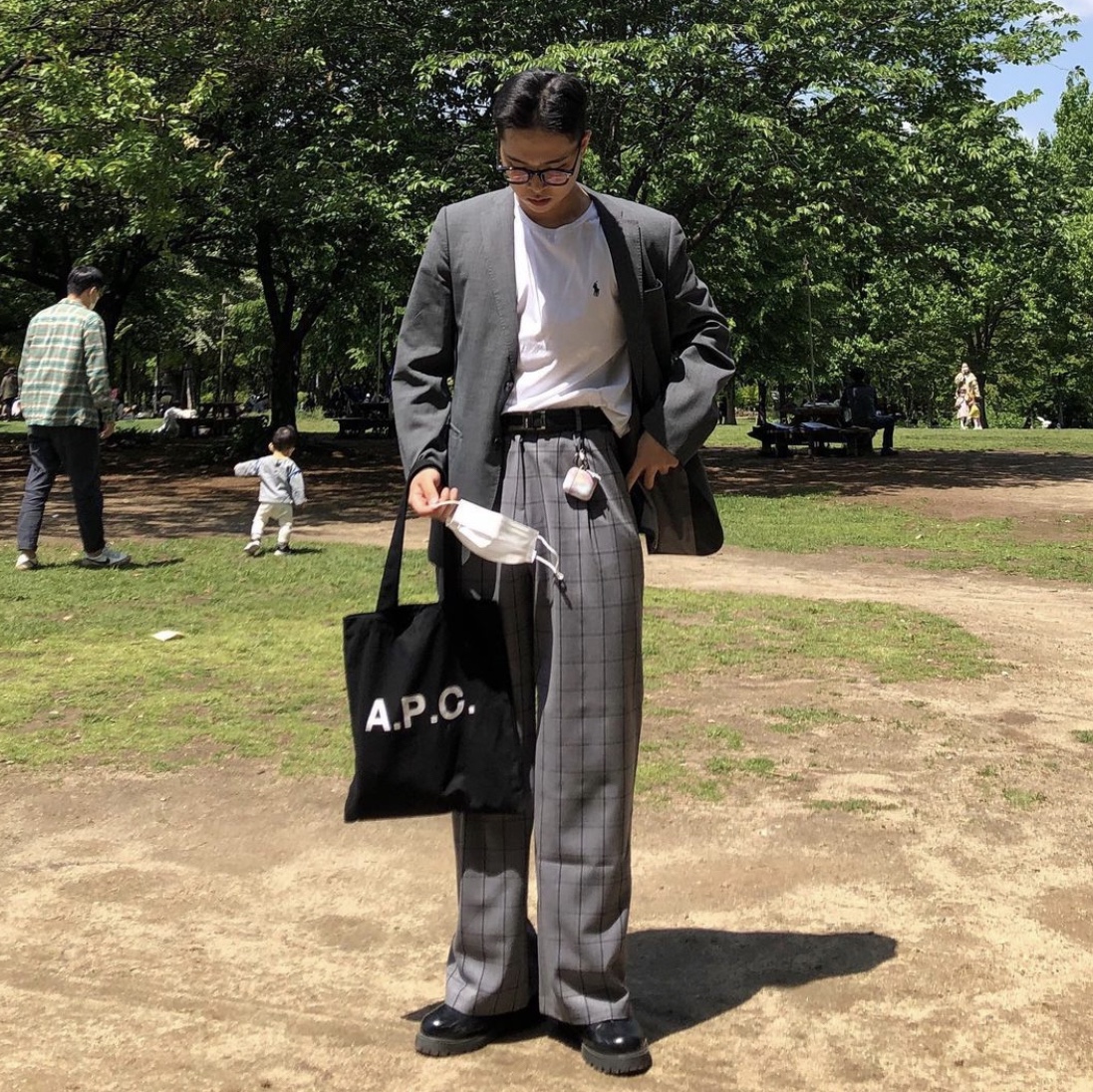A.P.C. Lou Denim Tote Bag Black 착용 스타일